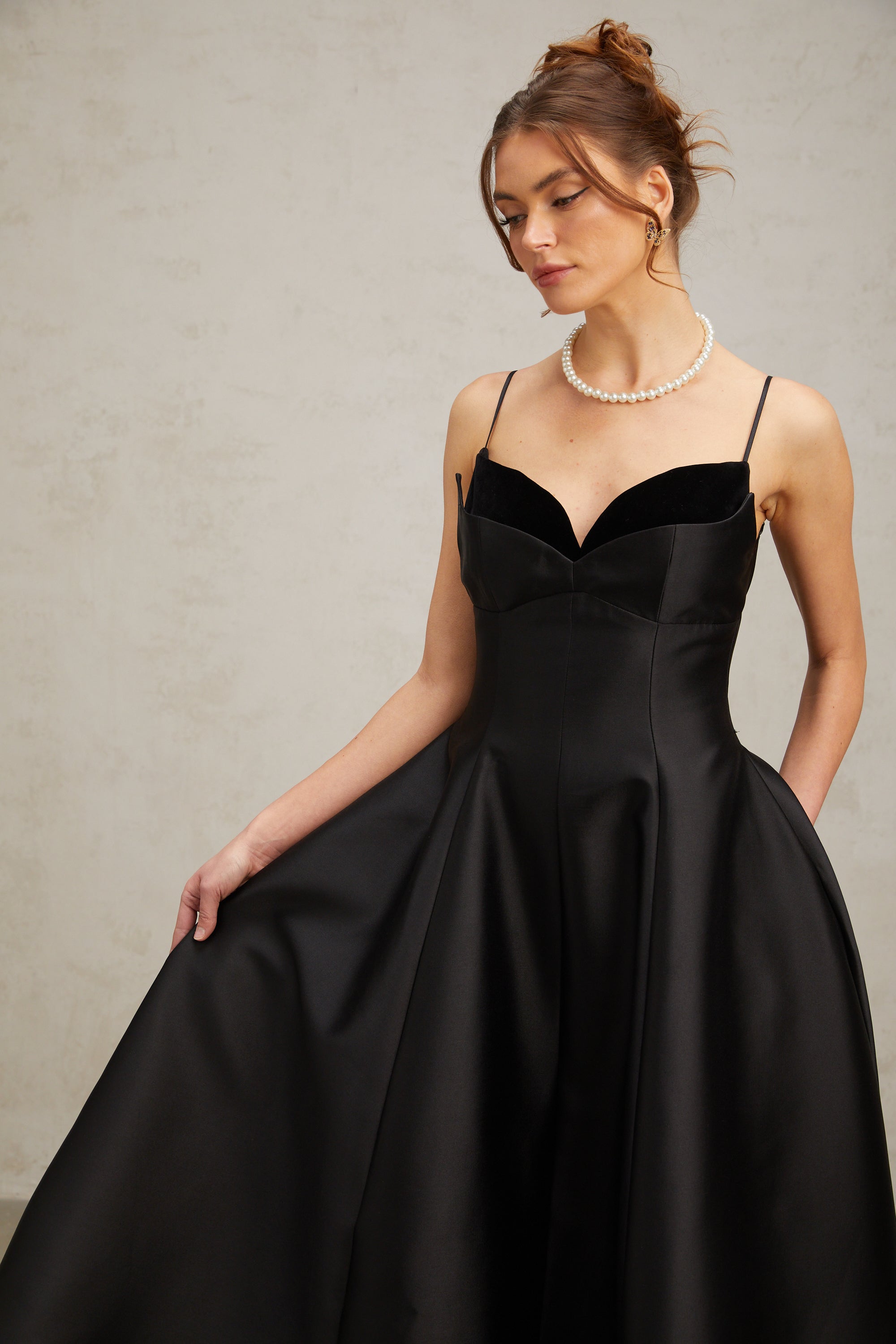 فستان روكسان متوسط الطول أسود اللون مطوي