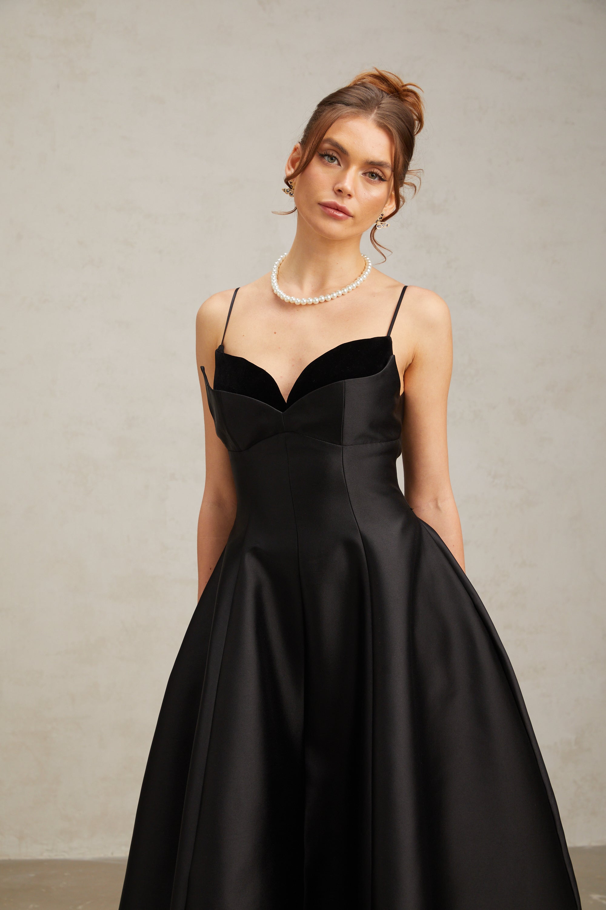 فستان روكسان متوسط الطول أسود اللون مطوي