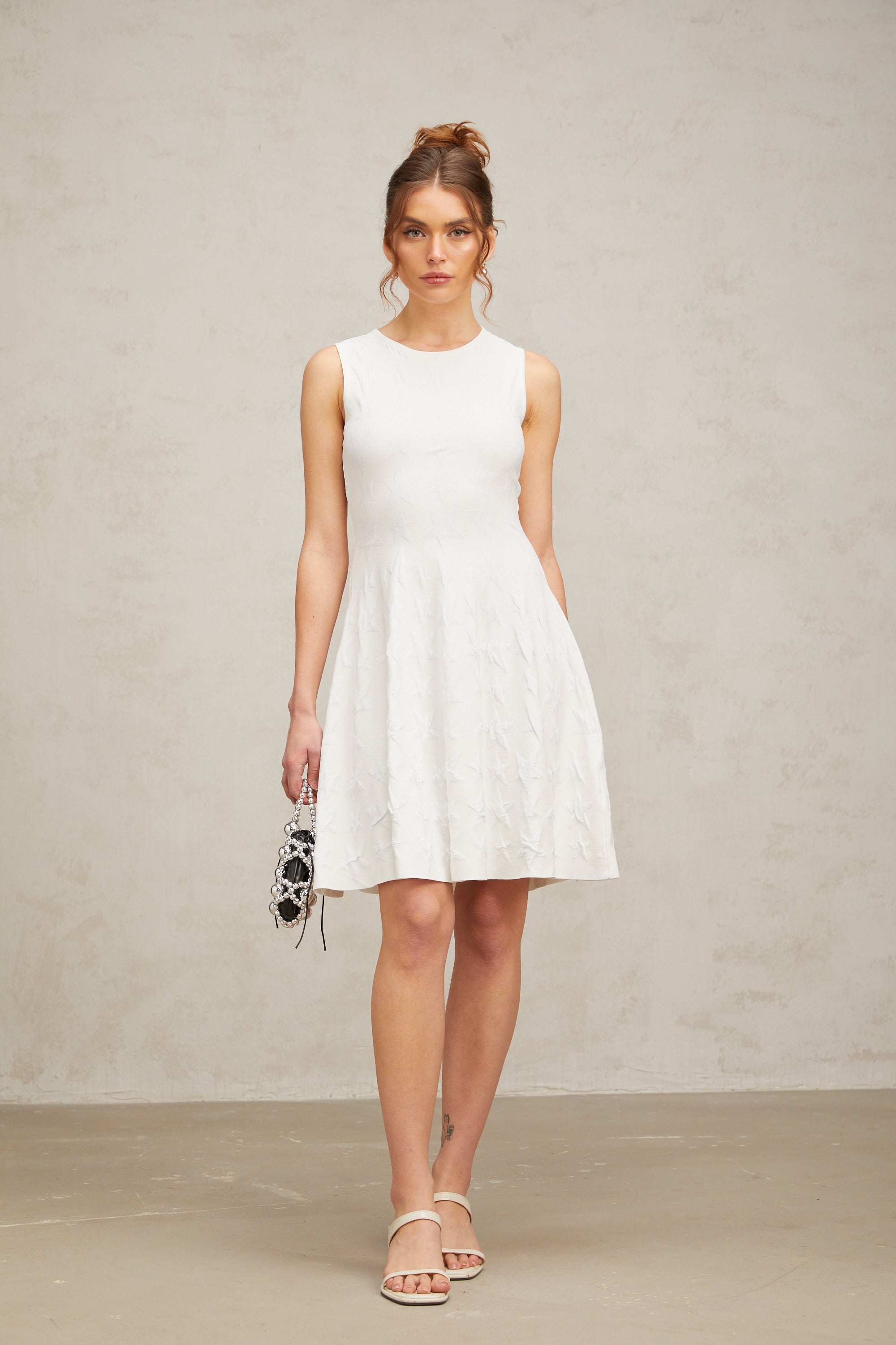 فستان ياسمين قصير محبوك بنقشة النجوم باللون الأبيض