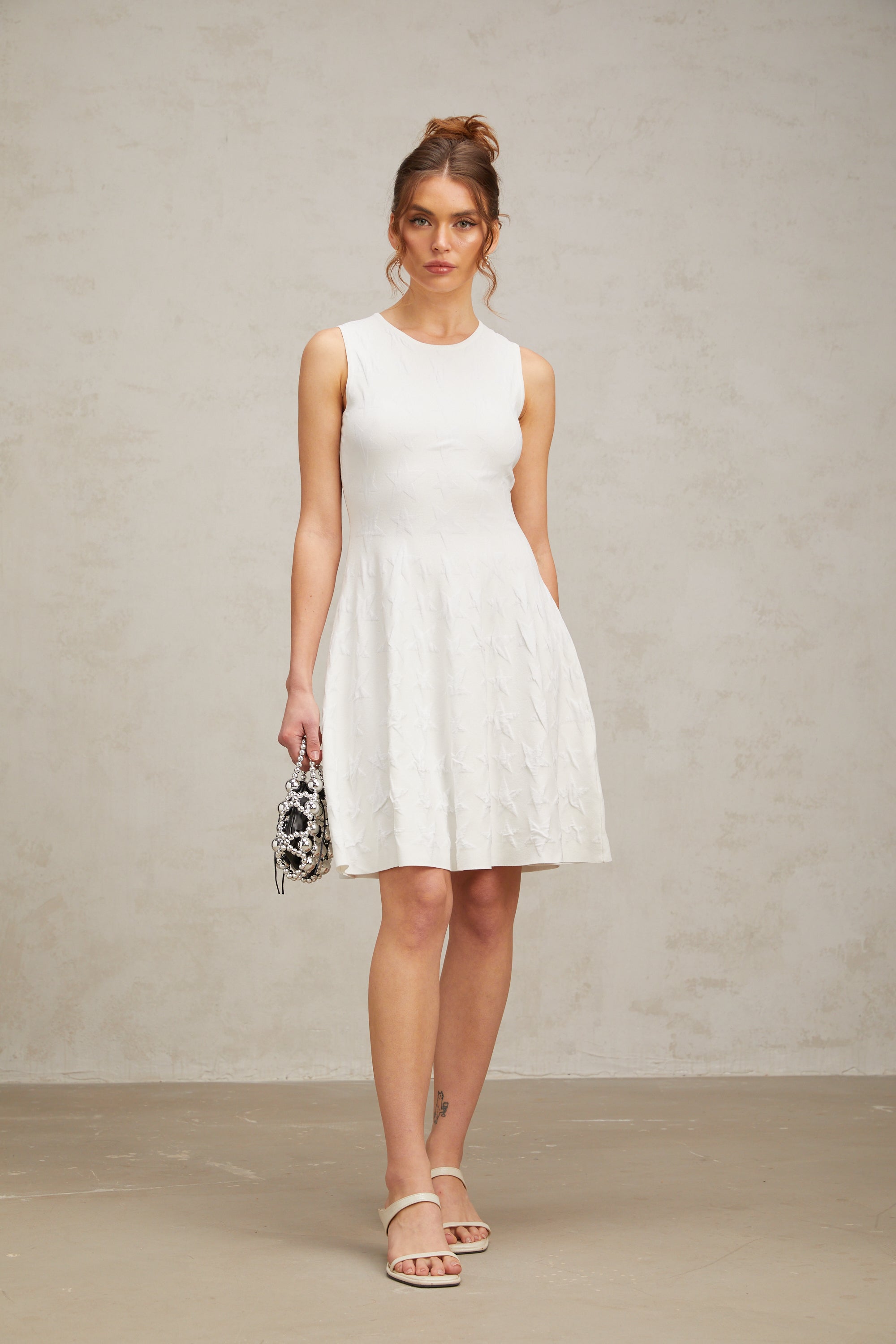 فستان ياسمين قصير محبوك بنقشة النجوم باللون الأبيض