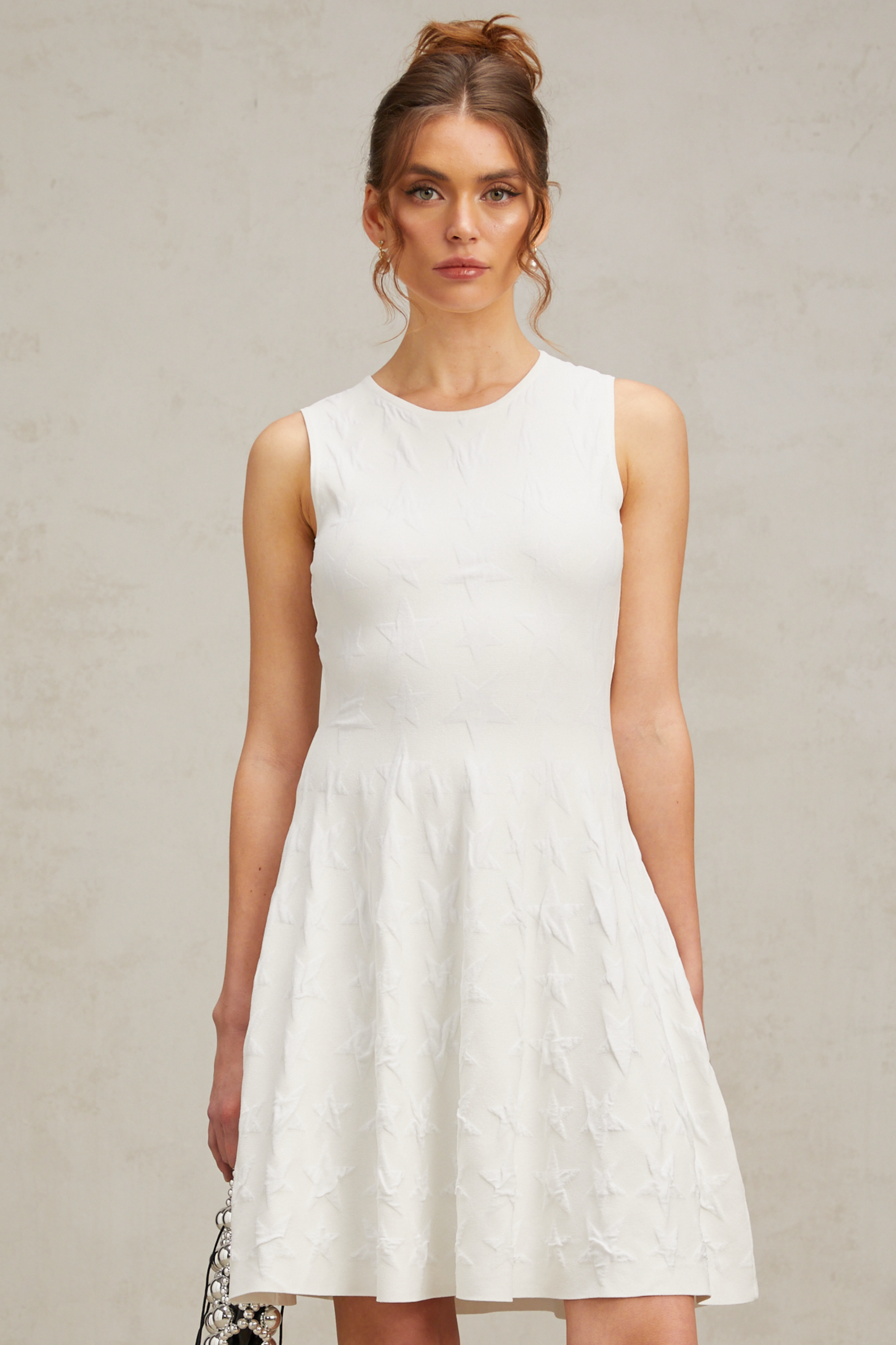 فستان ياسمين قصير محبوك بنقشة النجوم باللون الأبيض