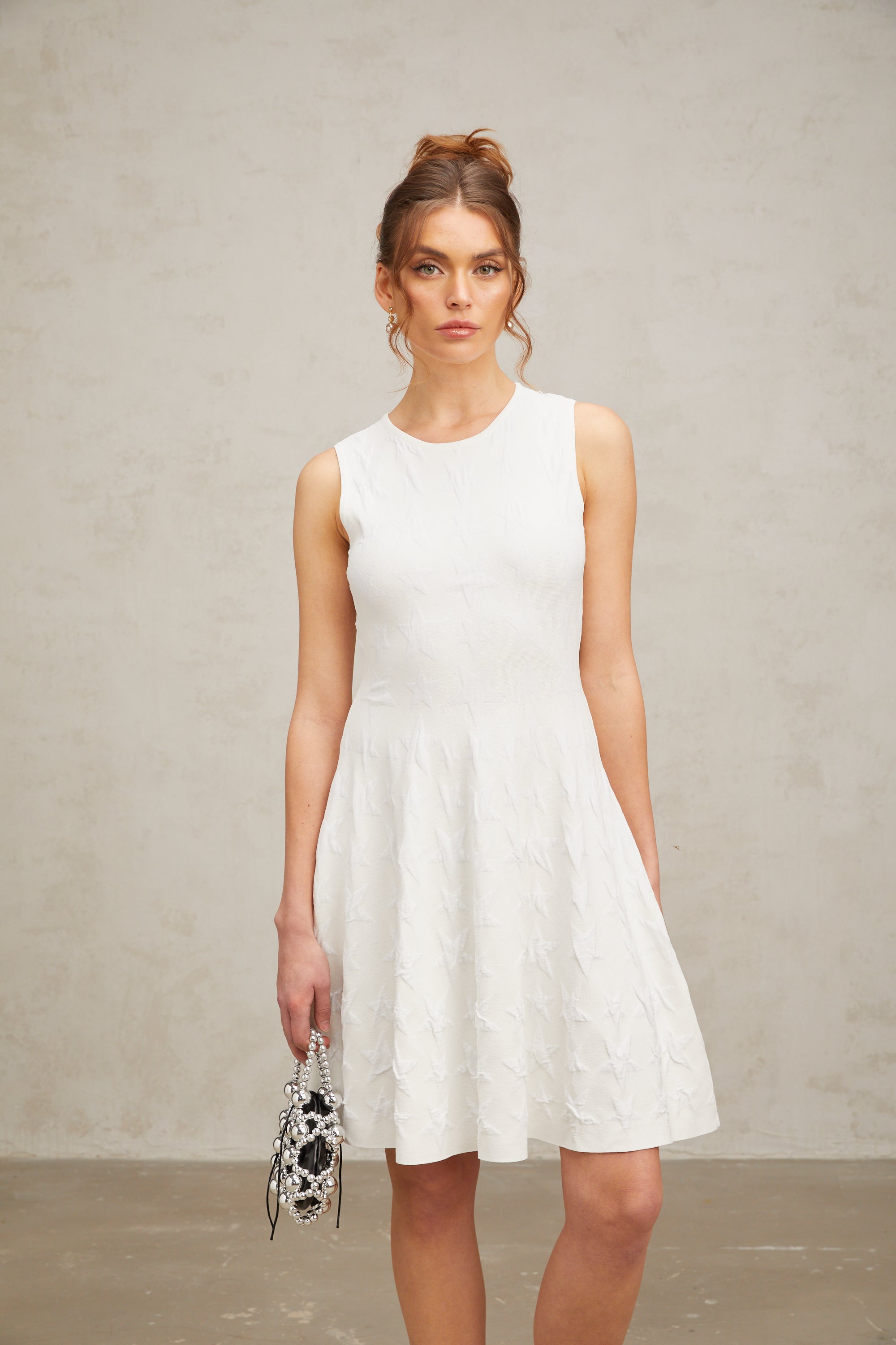 فستان ياسمين قصير محبوك بنقشة النجوم باللون الأبيض