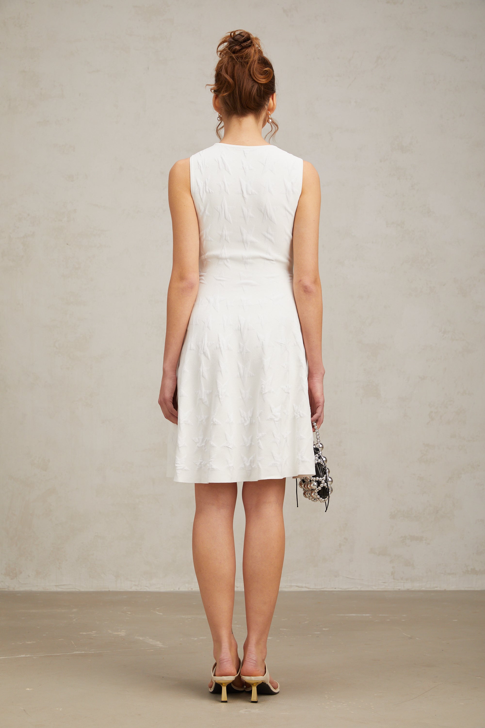 فستان ياسمين قصير محبوك بنقشة النجوم باللون الأبيض