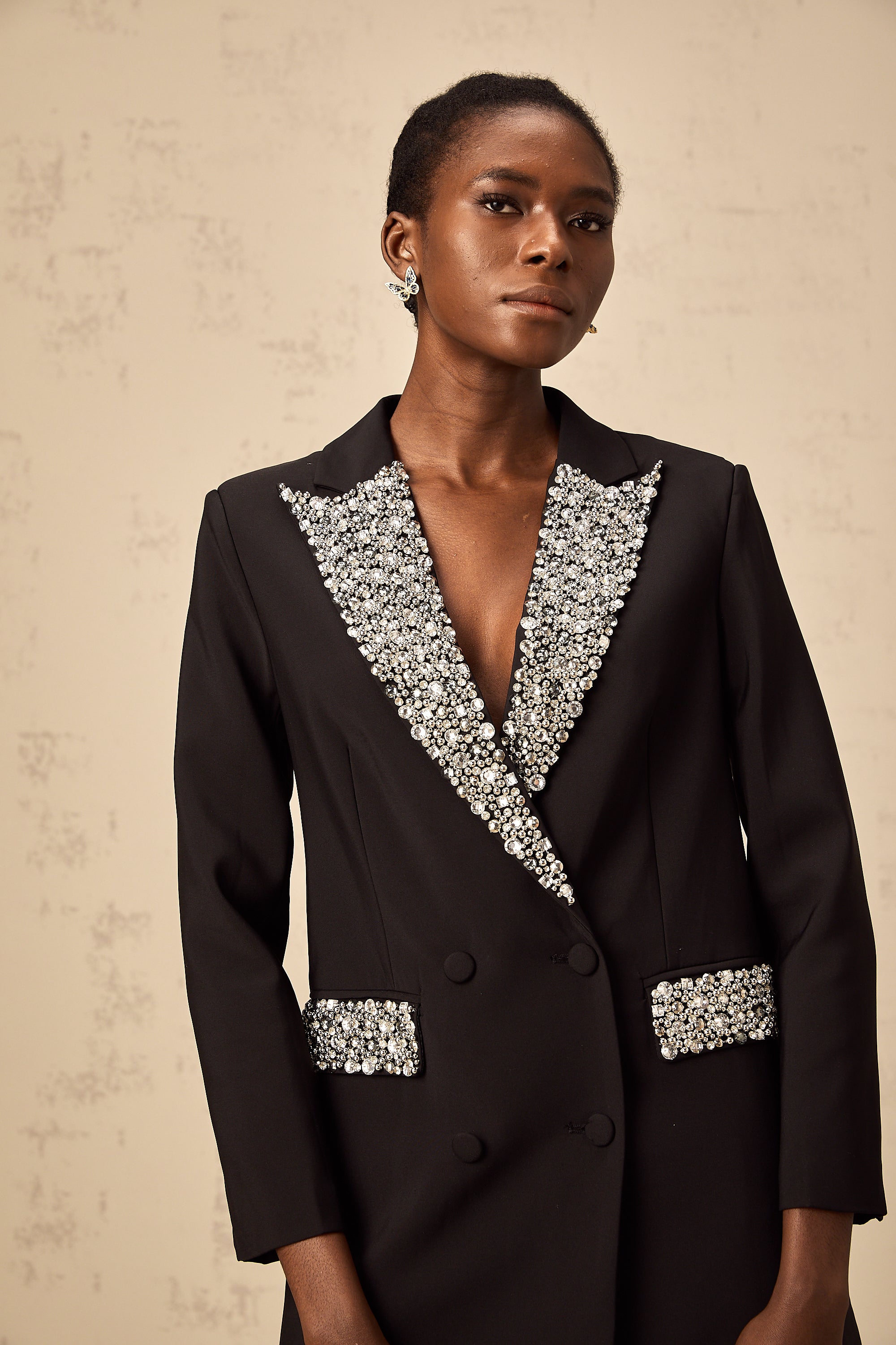 سترة وينيفريد السوداء المزينة بالكريستال