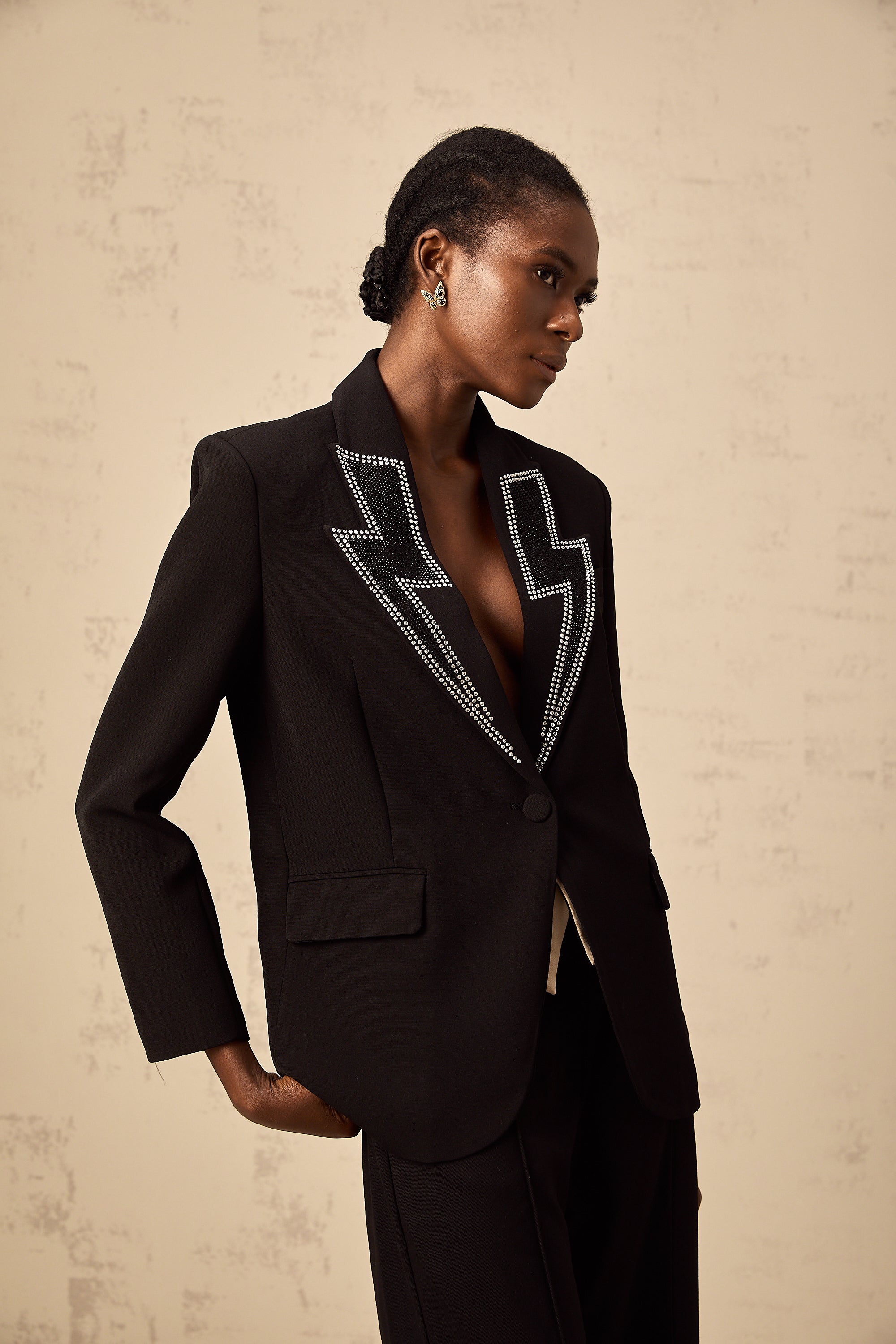 Violeta – Schwarzer Blazer mit Blitzdesign und Kristallverzierung