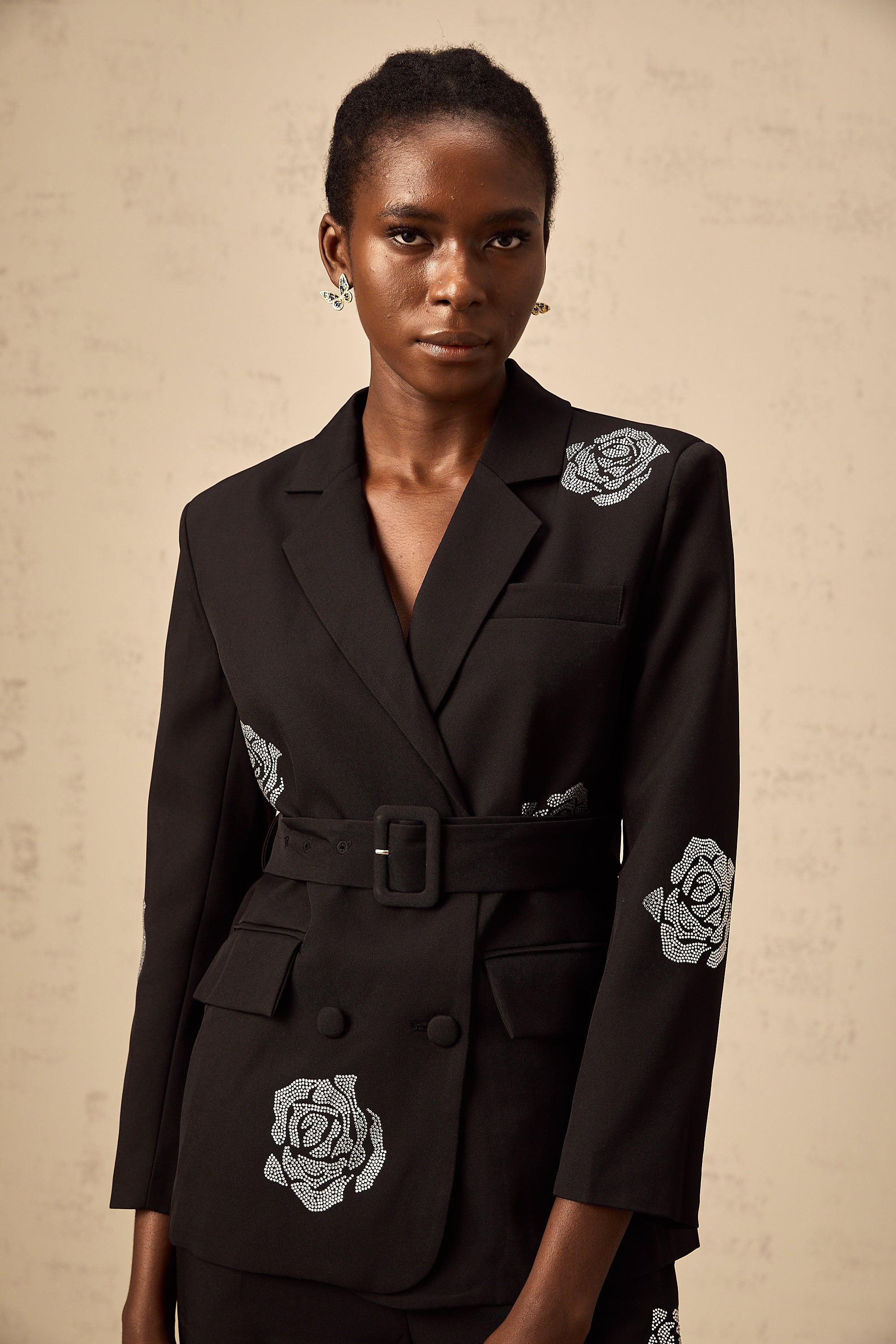 طقم سترة وبنطلون متناسقان باللون الأسود من مجموعة فيبي