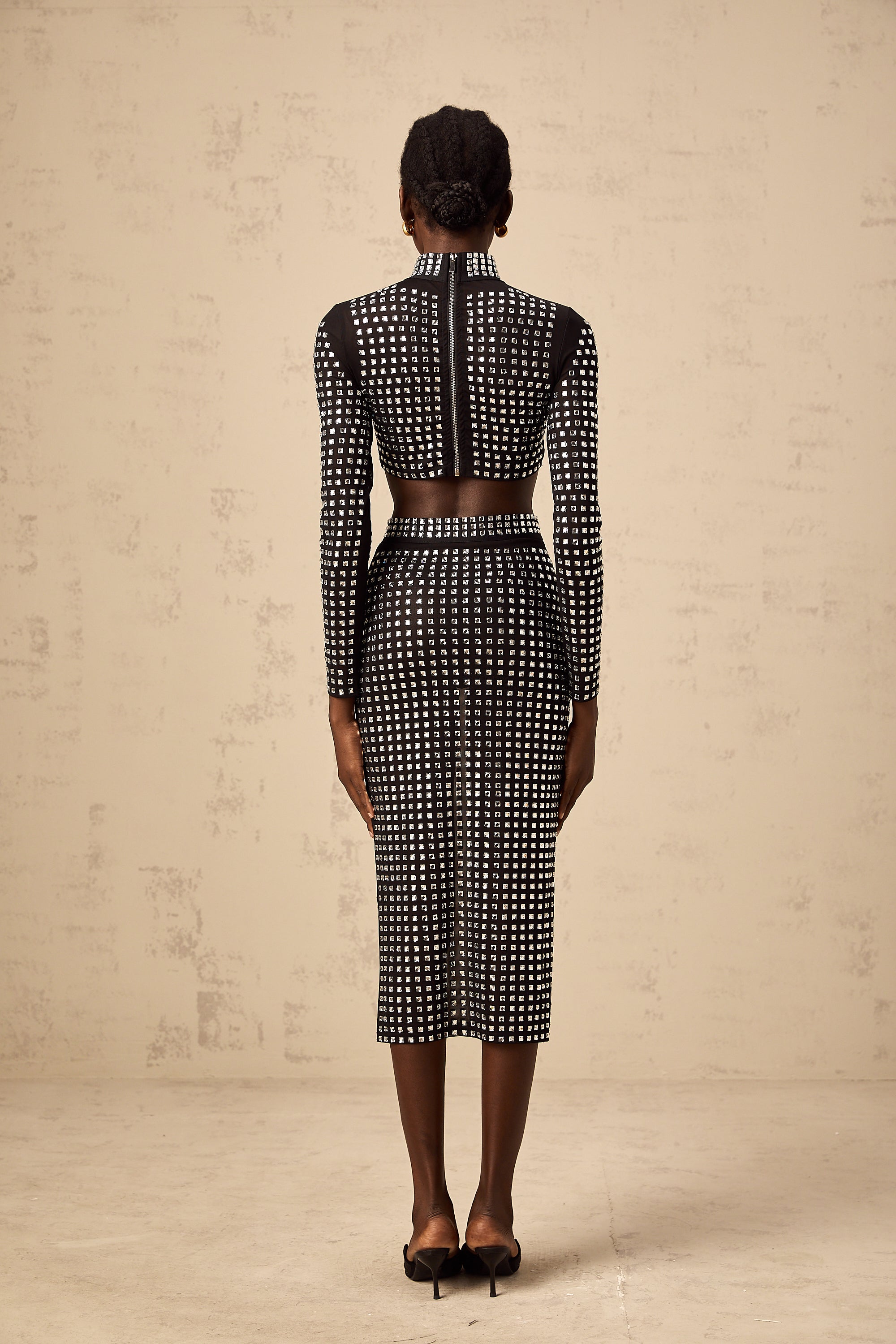 طقم فيرا من أعلى وتنورة متناسقة من شبكة أحجار الراين باللون الأسود