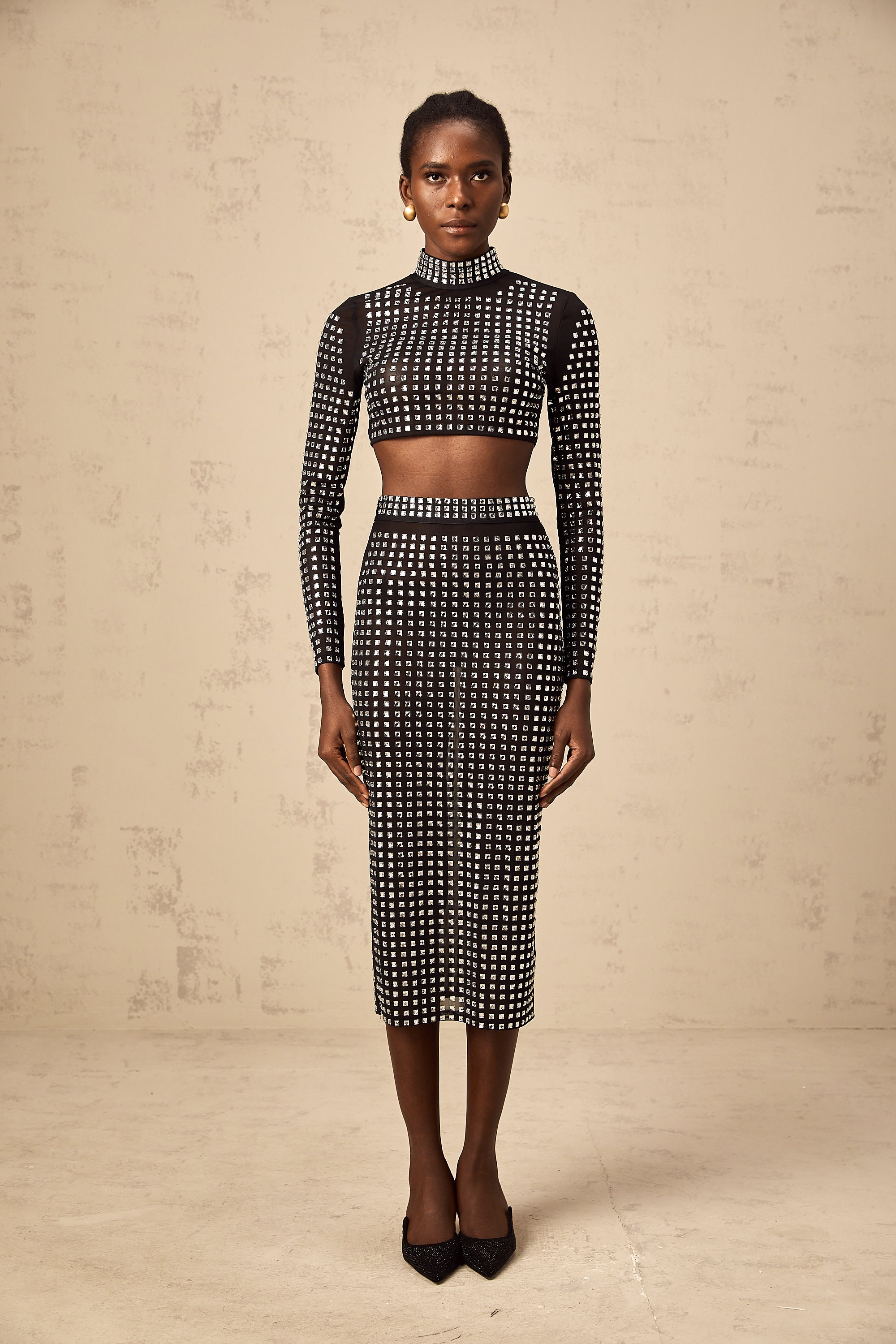 طقم فيرا من أعلى وتنورة متناسقة من شبكة أحجار الراين باللون الأسود