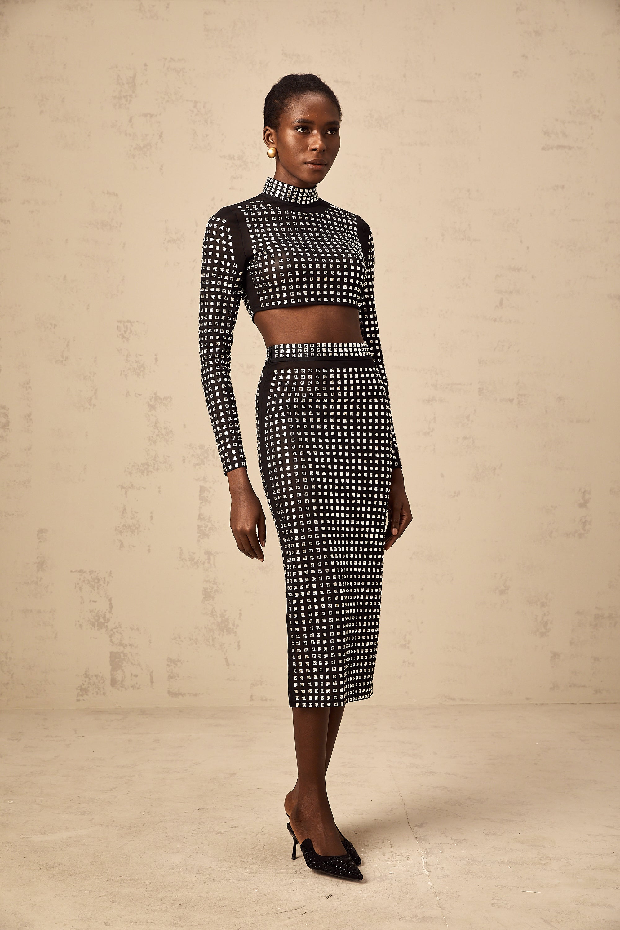 طقم فيرا من أعلى وتنورة متناسقة من شبكة أحجار الراين باللون الأسود