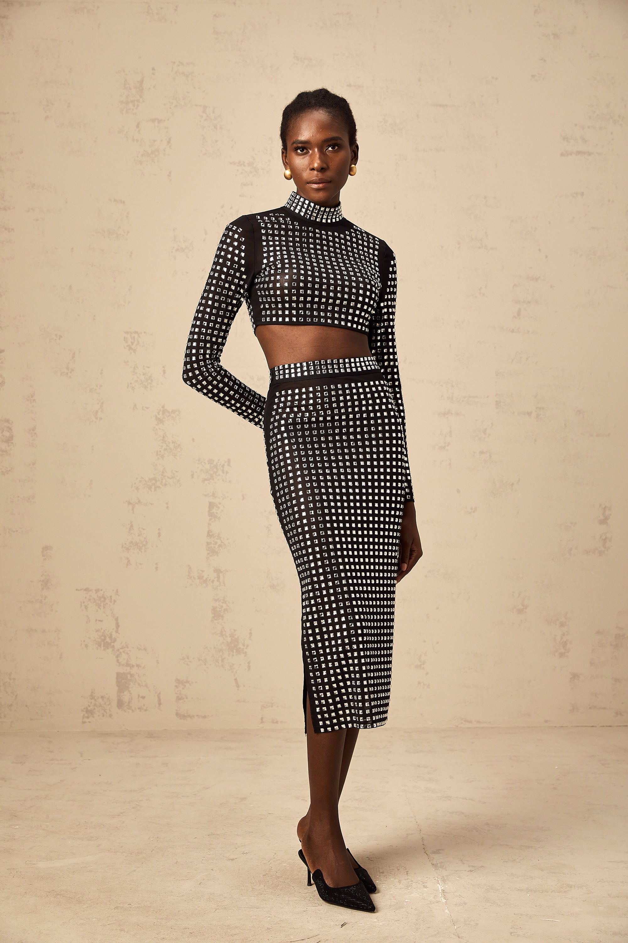 طقم فيرا من أعلى وتنورة متناسقة من شبكة أحجار الراين باللون الأسود