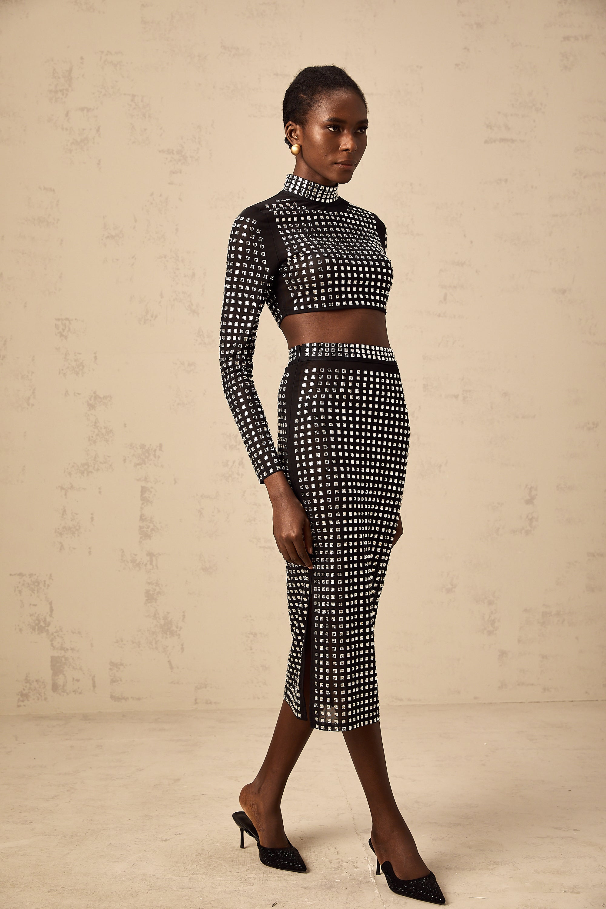 طقم فيرا من أعلى وتنورة متناسقة من شبكة أحجار الراين باللون الأسود