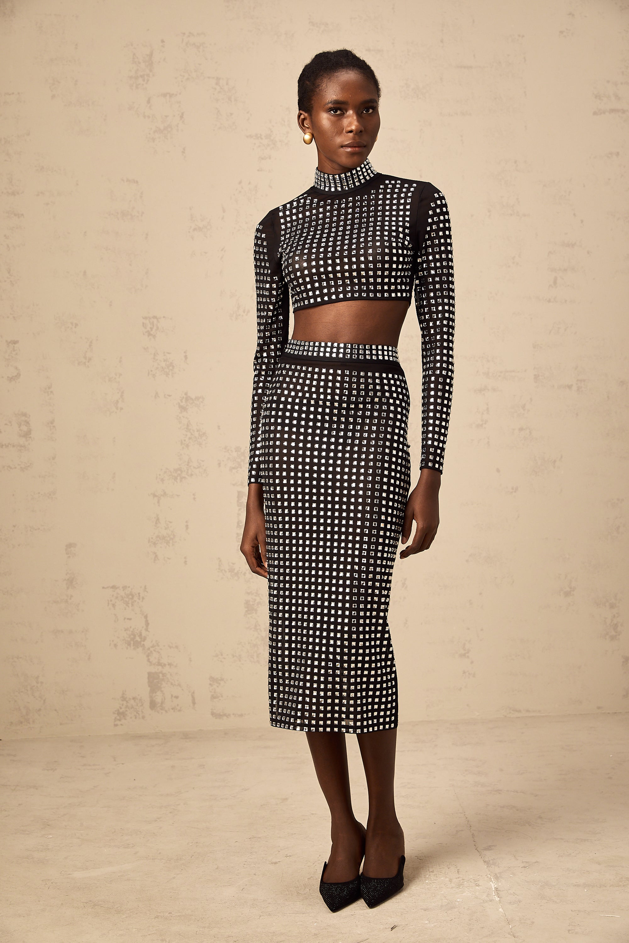 طقم فيرا من أعلى وتنورة متناسقة من شبكة أحجار الراين باللون الأسود