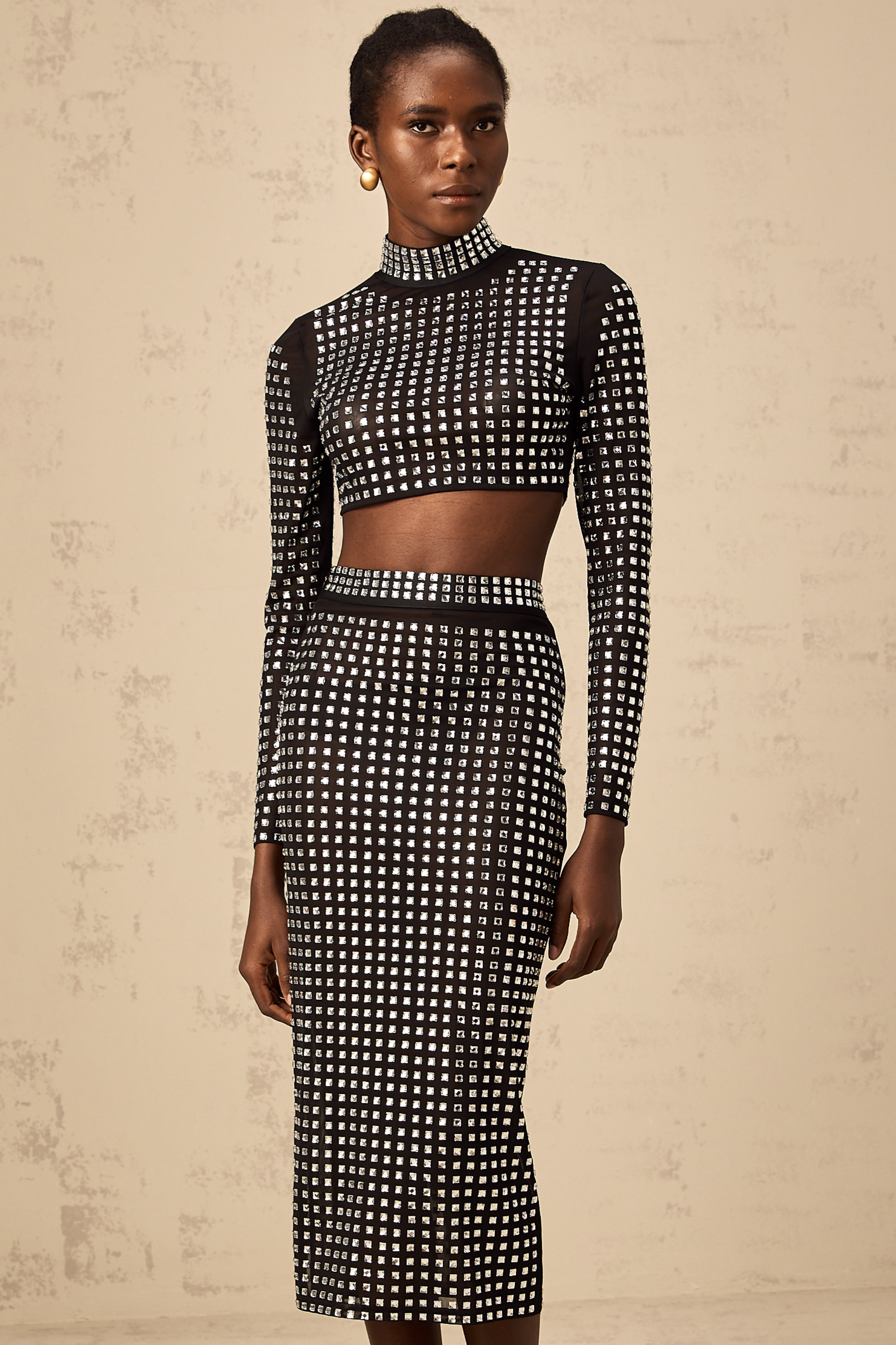 طقم فيرا من أعلى وتنورة متناسقة من شبكة أحجار الراين باللون الأسود