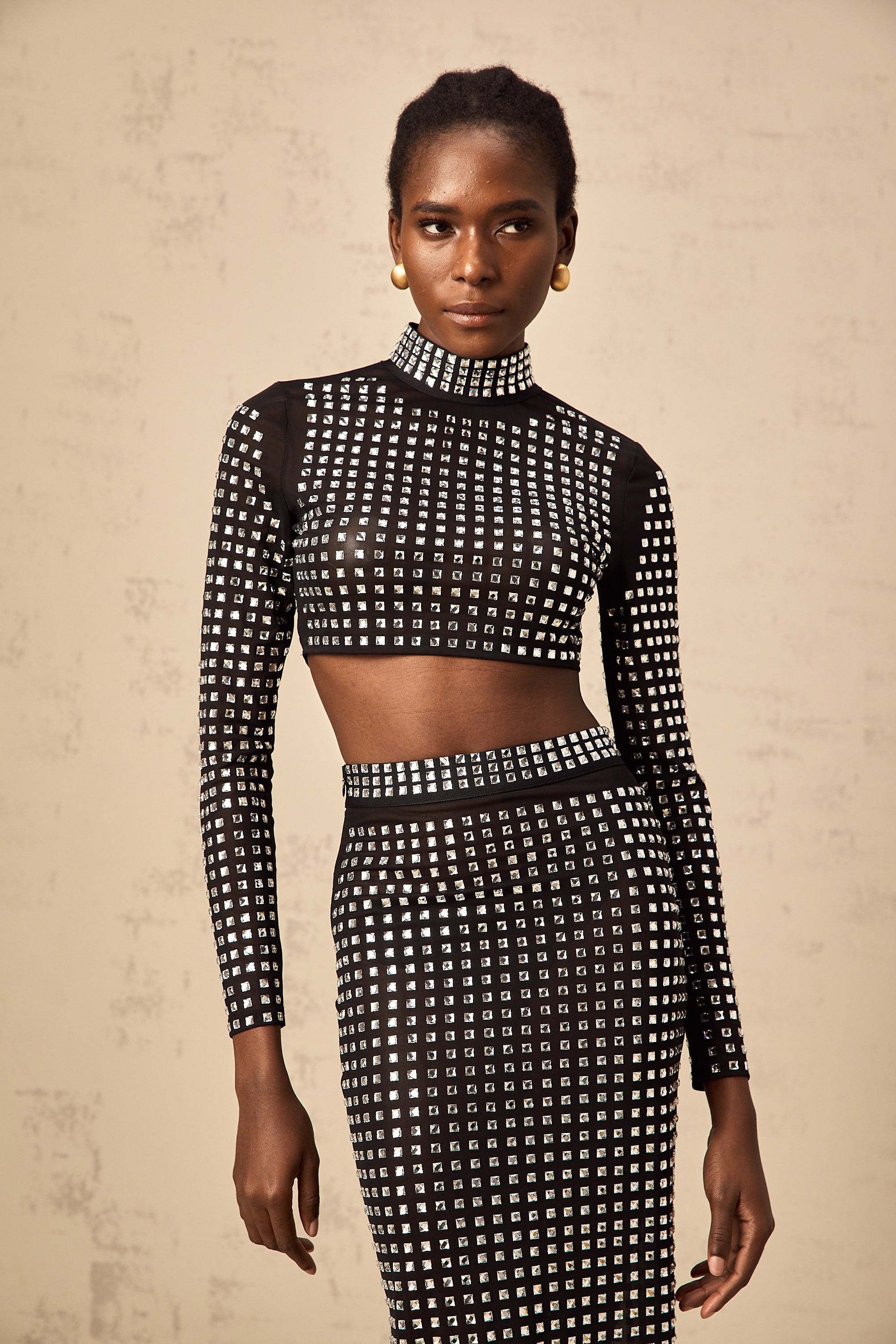 طقم فيرا من أعلى وتنورة متناسقة من شبكة أحجار الراين باللون الأسود