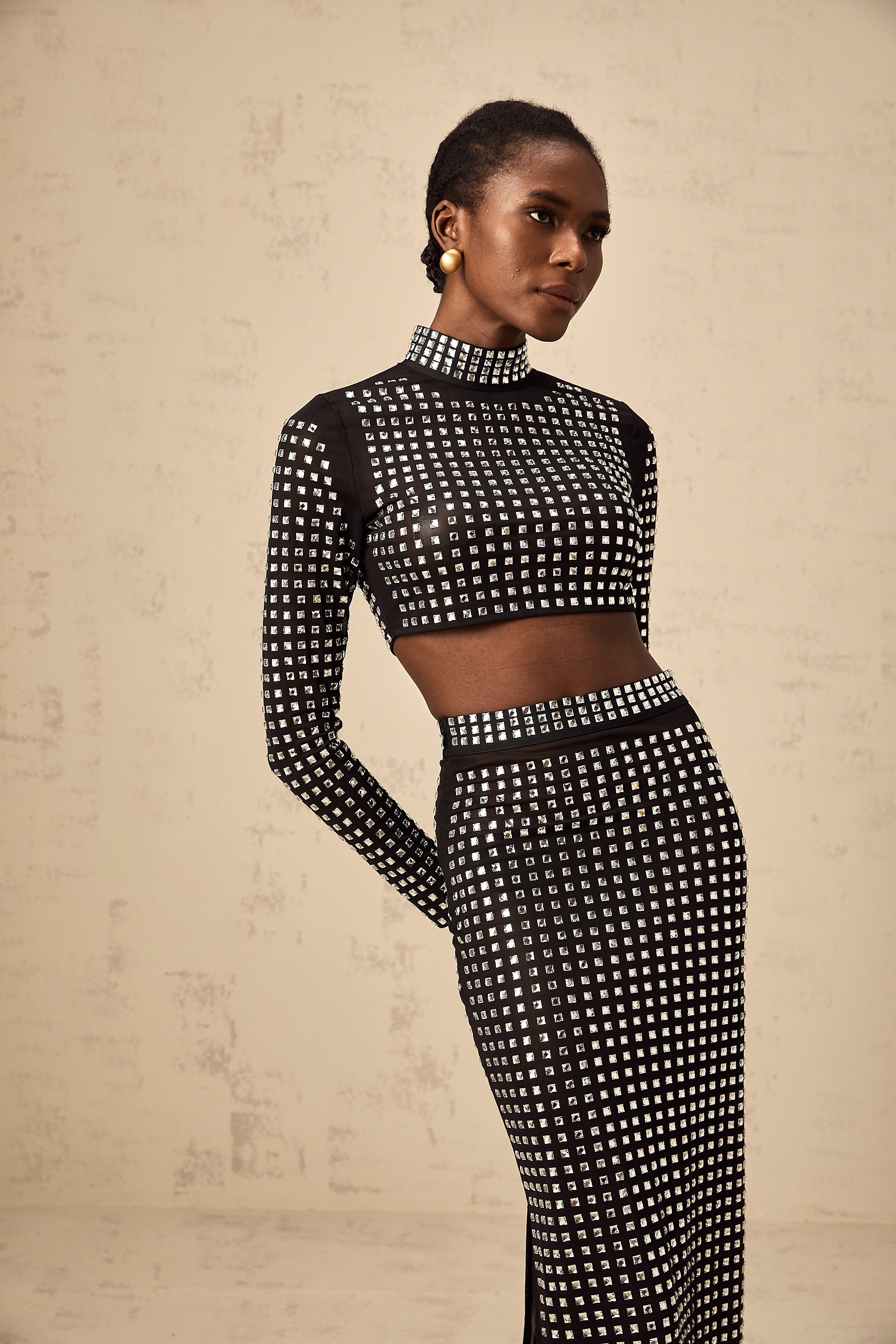 طقم فيرا من أعلى وتنورة متناسقة من شبكة أحجار الراين باللون الأسود