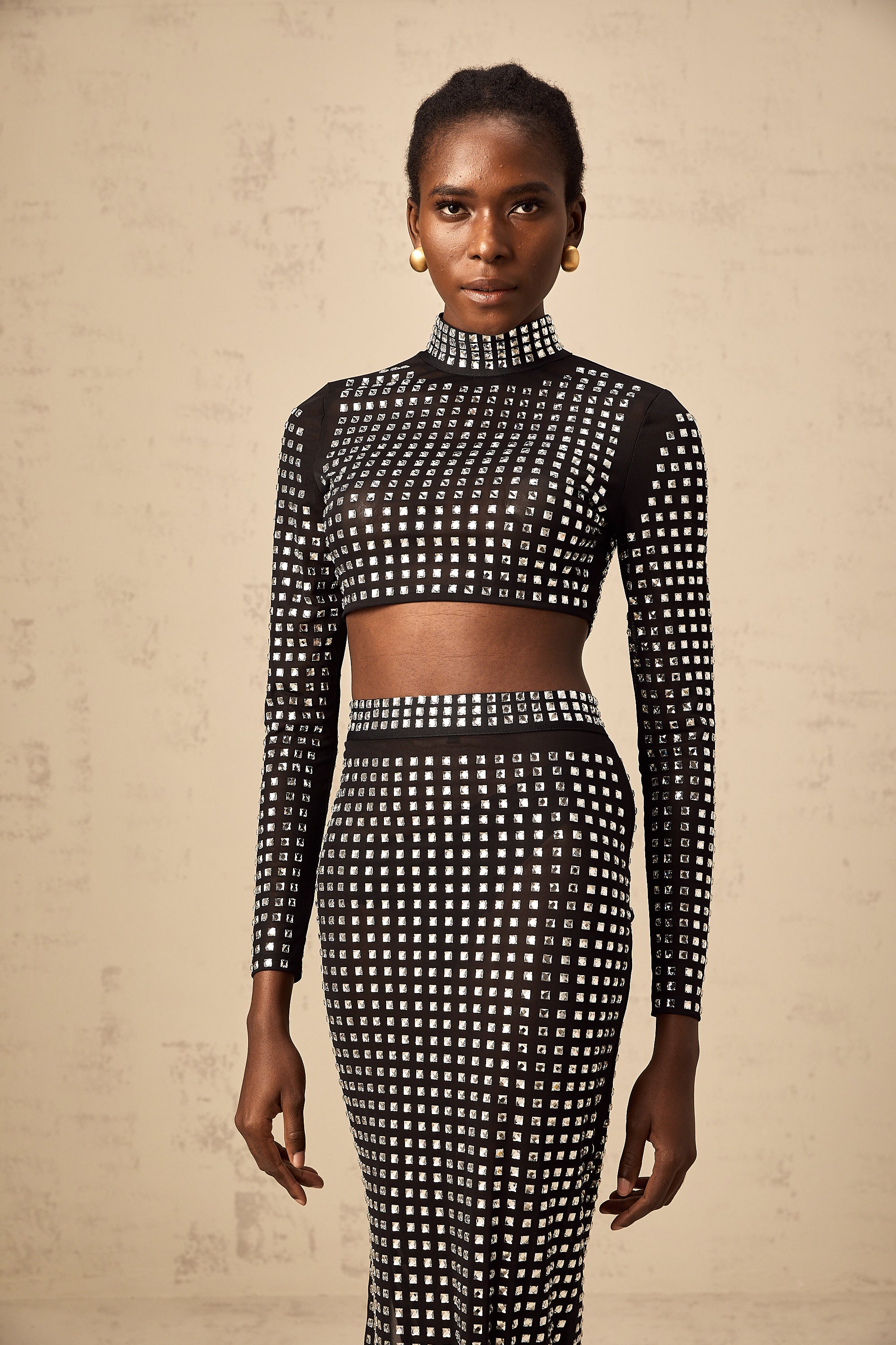 طقم فيرا من أعلى وتنورة متناسقة من شبكة أحجار الراين باللون الأسود