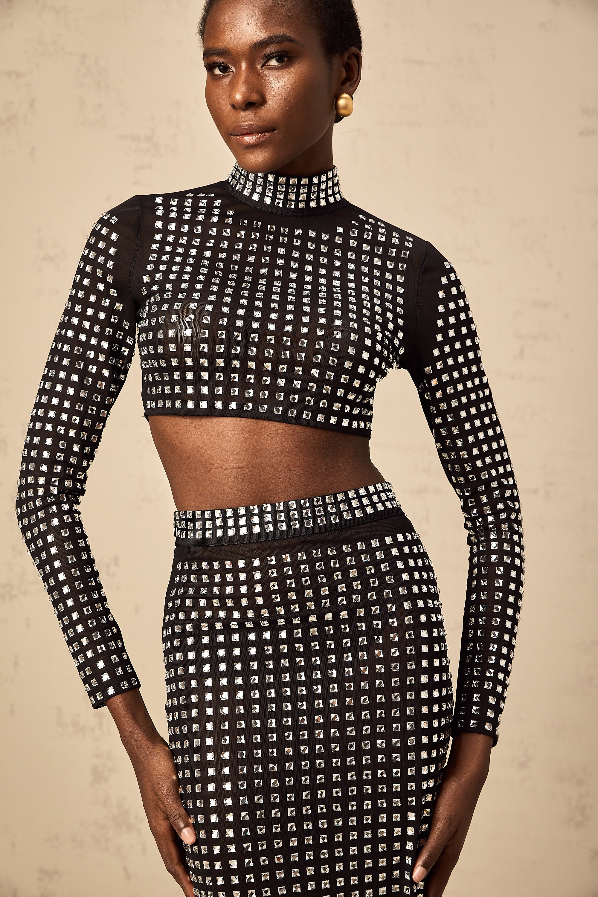 طقم فيرا من أعلى وتنورة متناسقة من شبكة أحجار الراين باللون الأسود