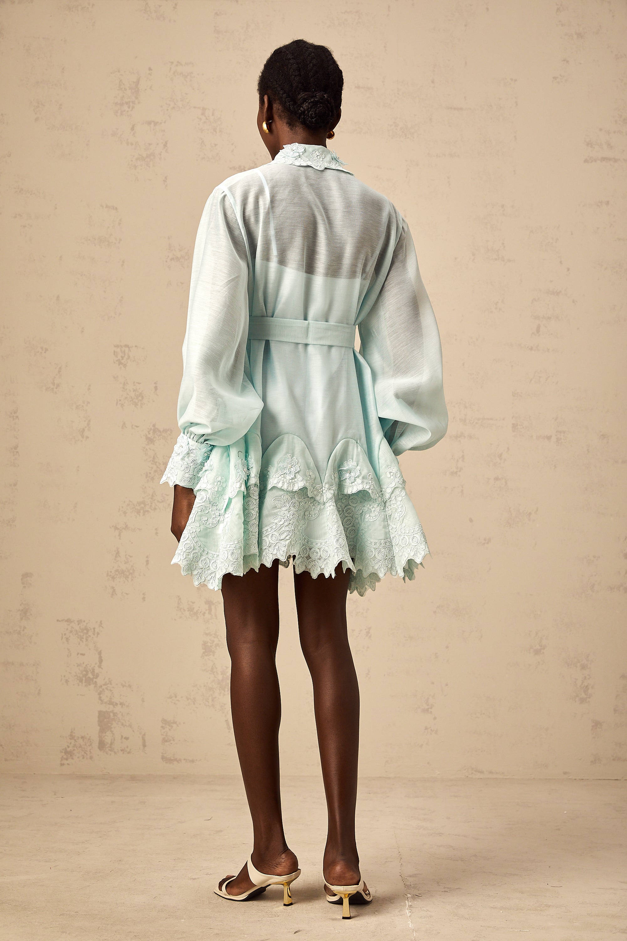 فستان إيفانا قصير من القميص مع أجزاء من الدانتيل باللون الأخضر