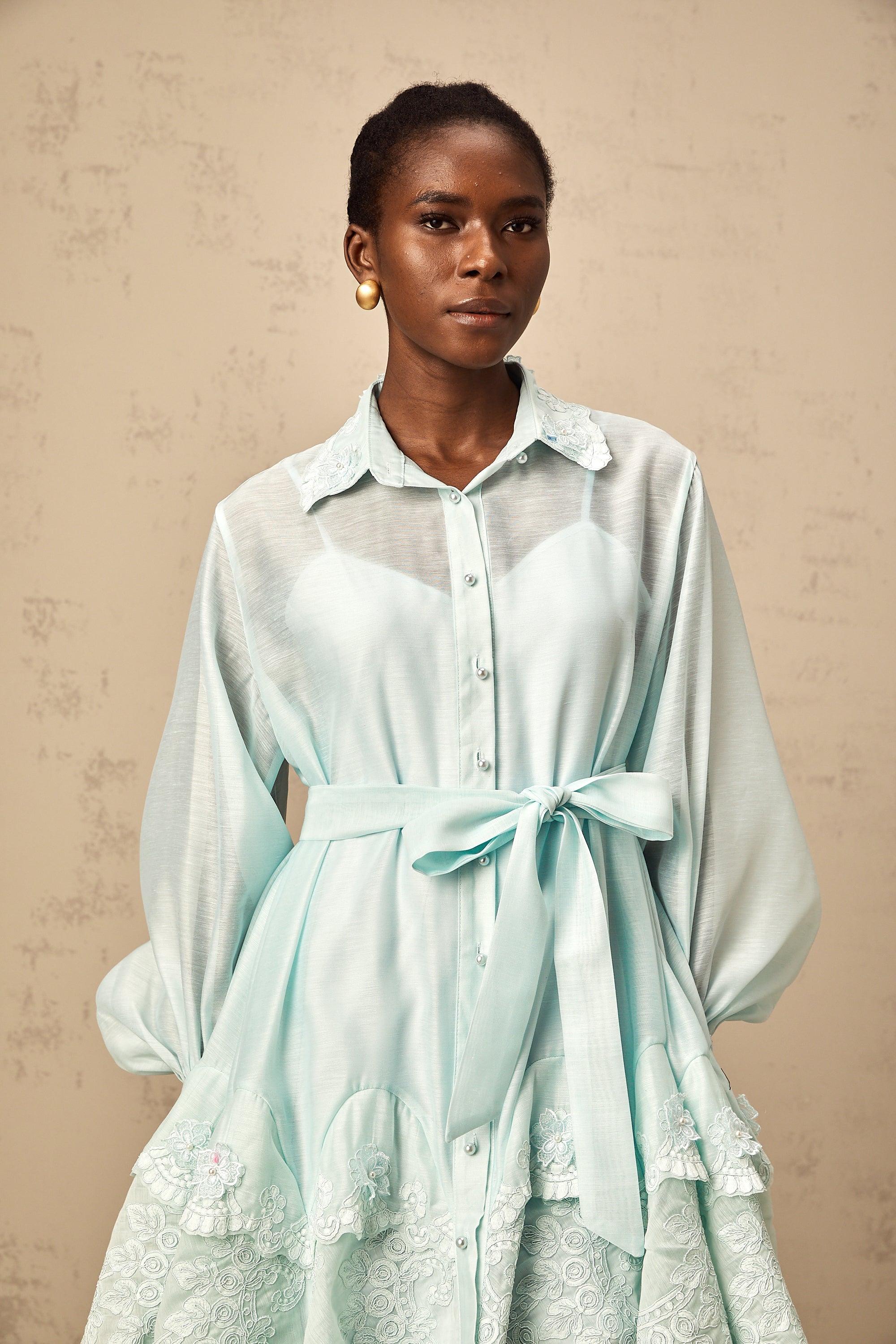 فستان إيفانا قصير من القميص مع أجزاء من الدانتيل باللون الأخضر