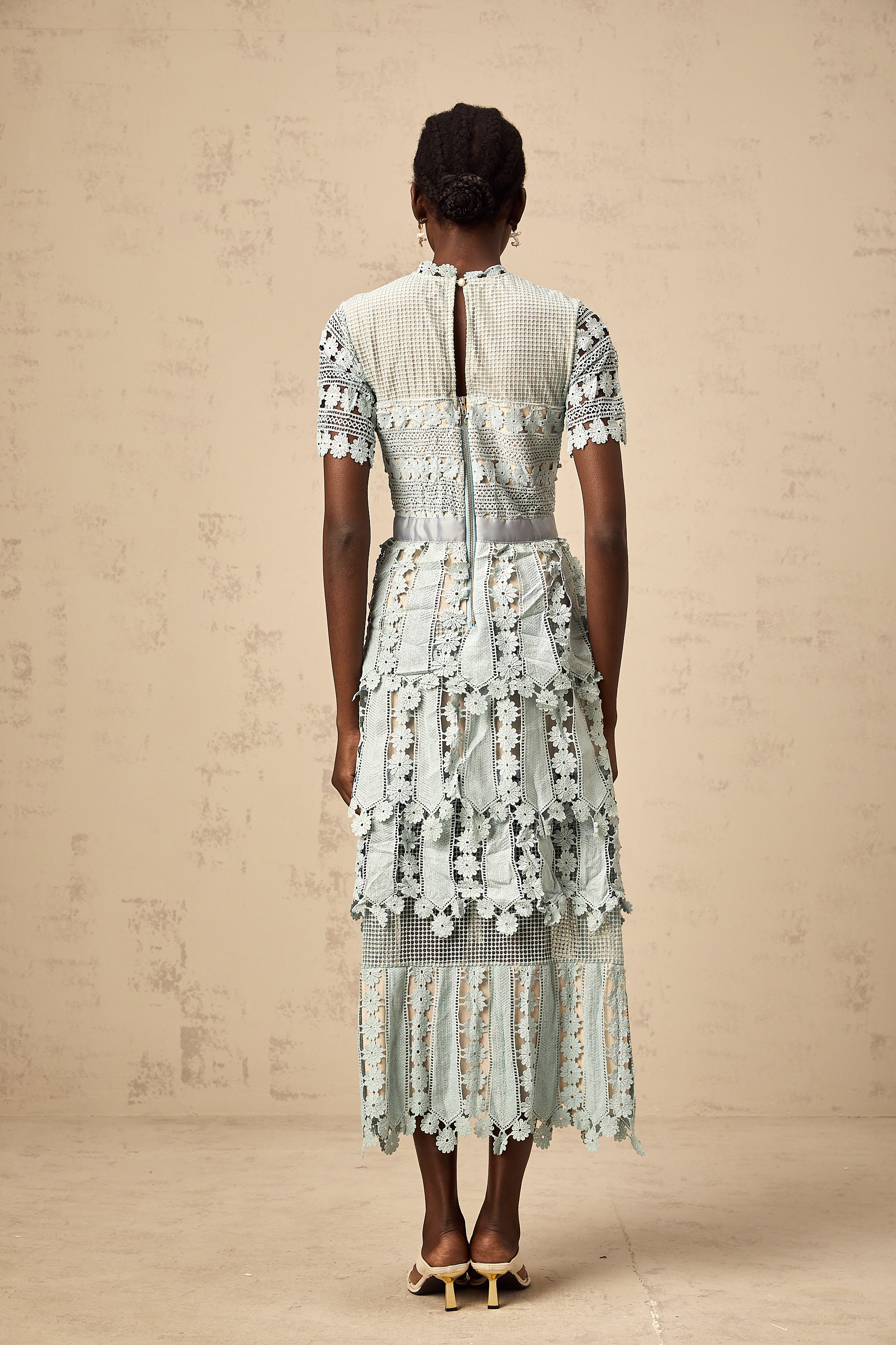 فستان ميدي مطرز بالزهور باللون الأخضر المحيطي