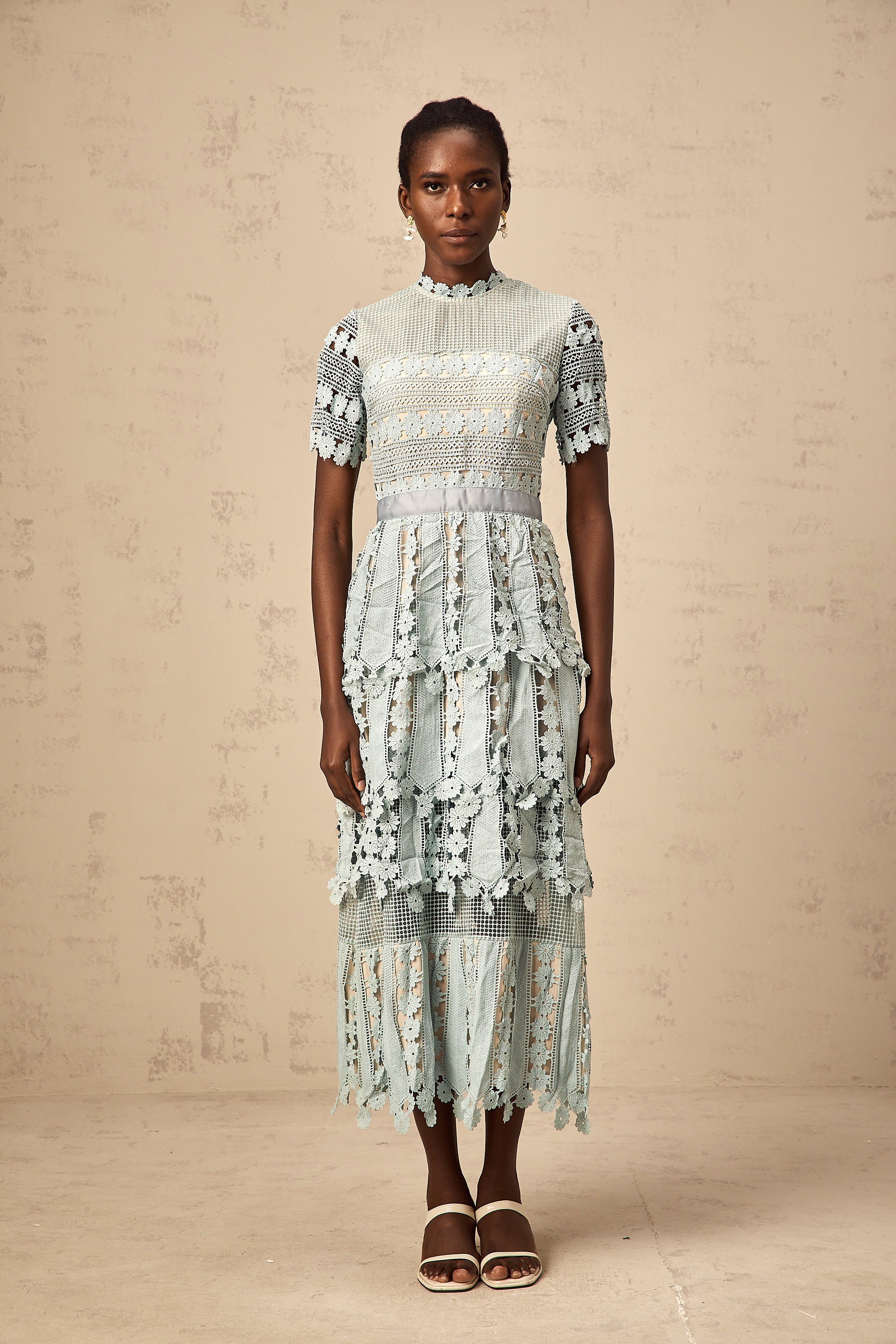 فستان ميدي مطرز بالزهور باللون الأخضر المحيطي