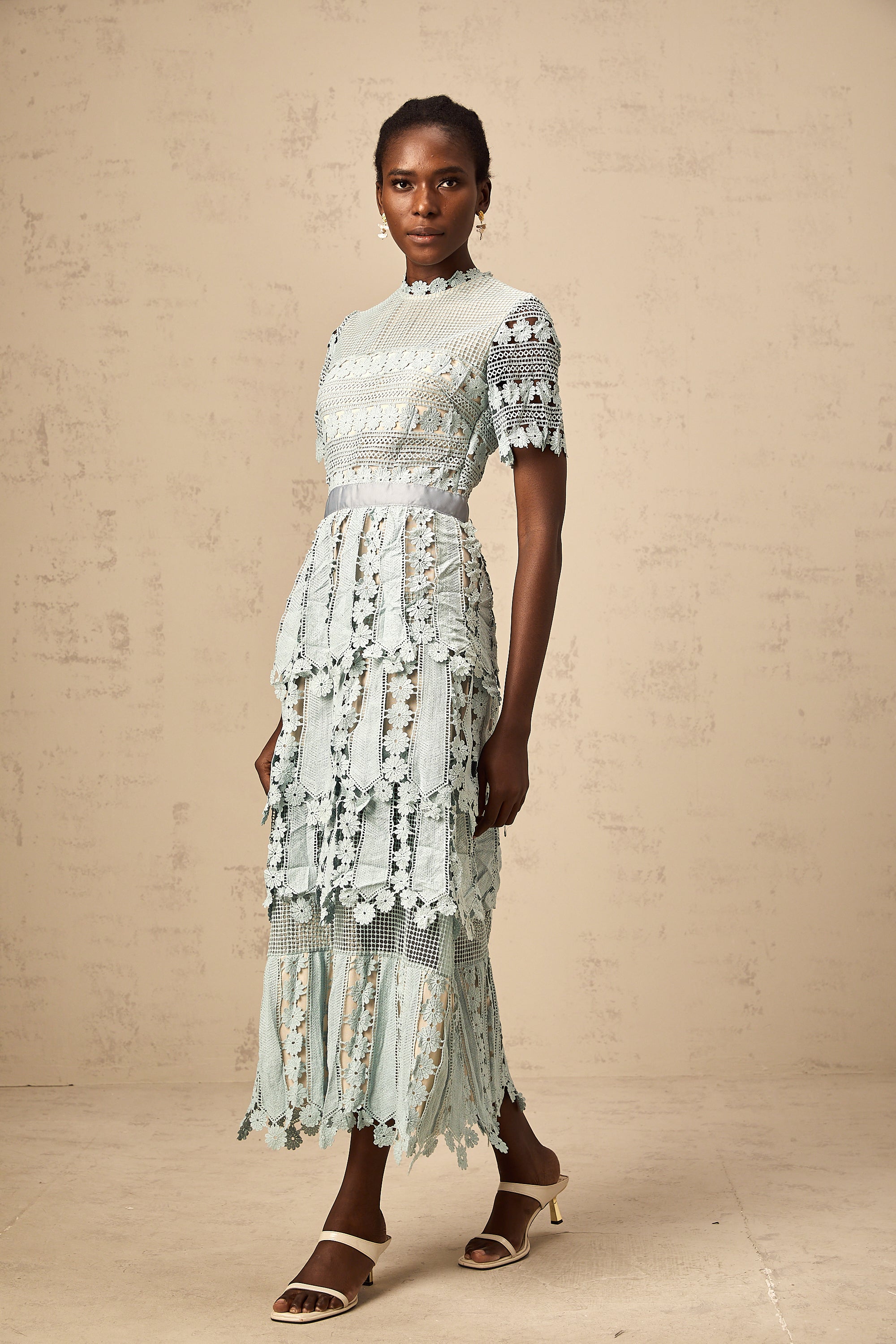 فستان ميدي مطرز بالزهور باللون الأخضر المحيطي