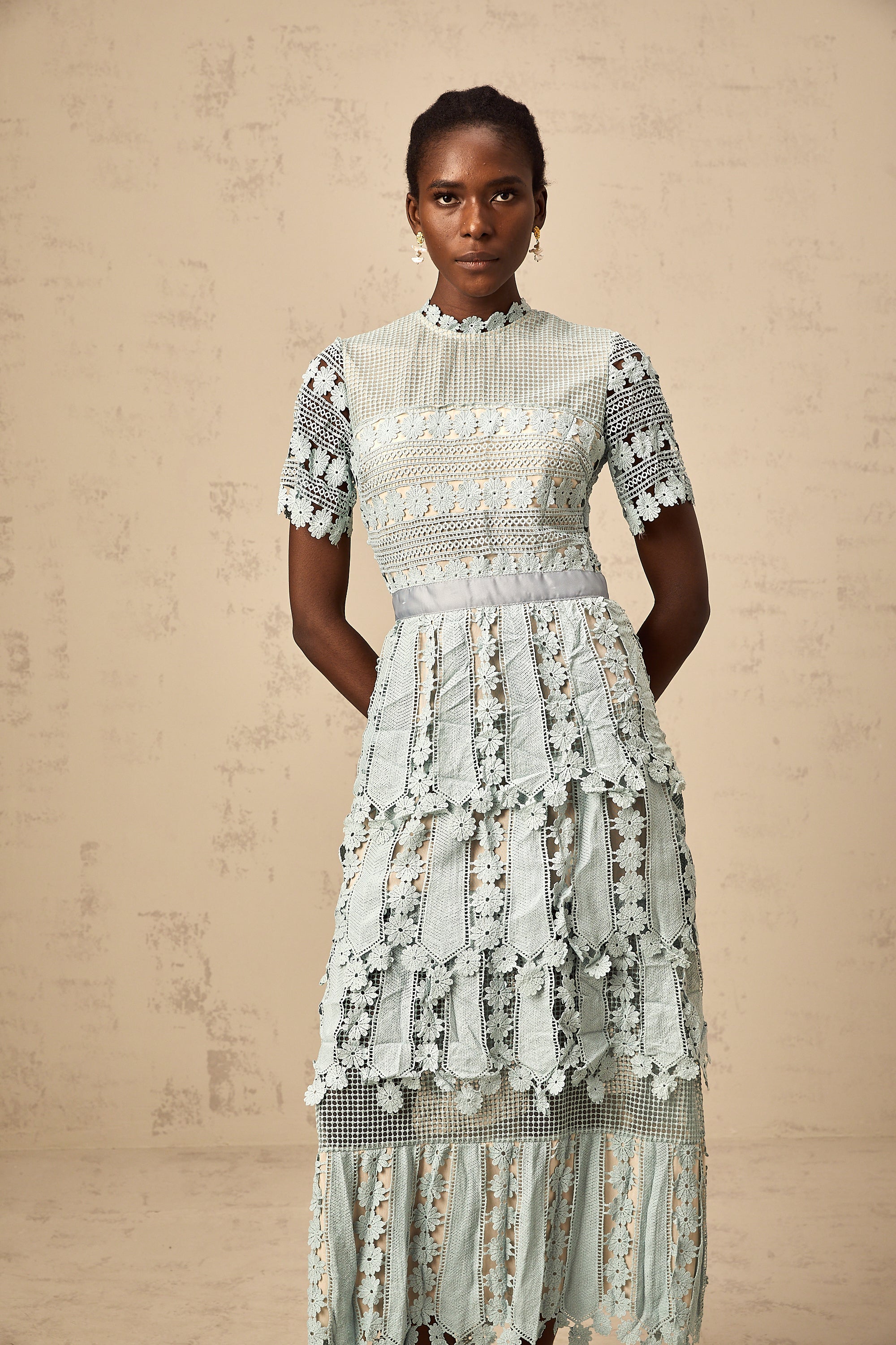 فستان ميدي مطرز بالزهور باللون الأخضر المحيطي