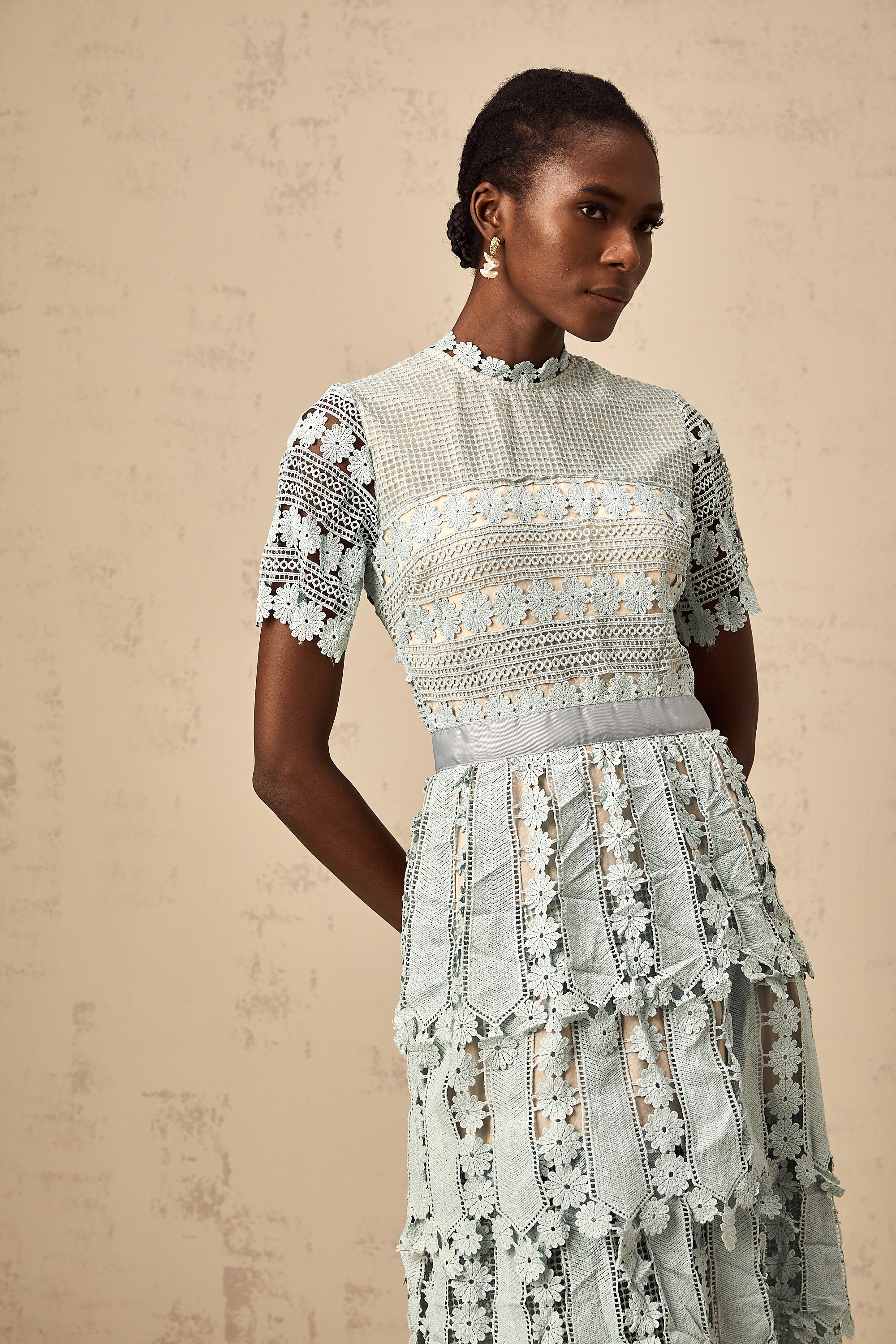 فستان ميدي مطرز بالزهور باللون الأخضر المحيطي