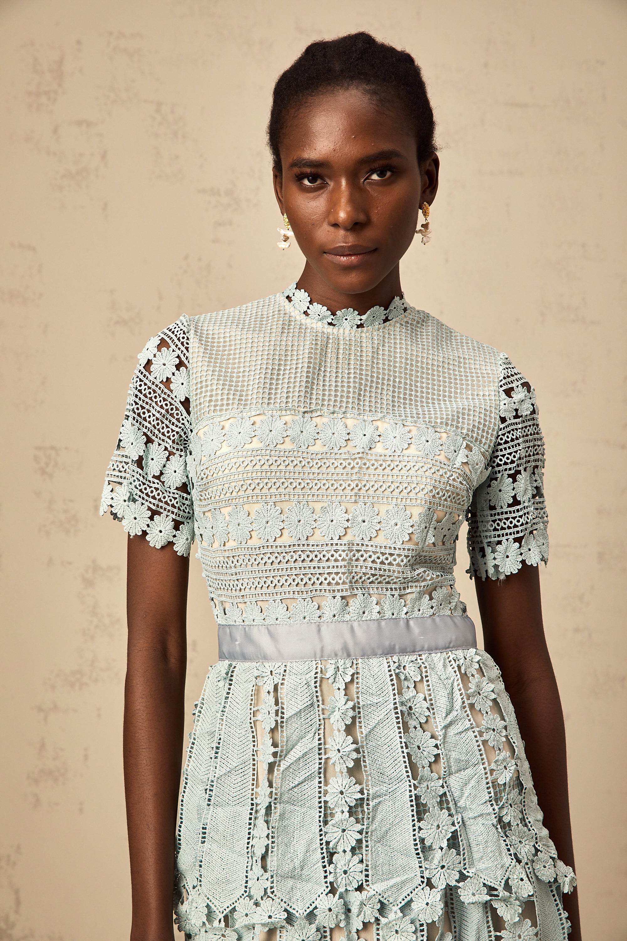 فستان ميدي مطرز بالزهور باللون الأخضر المحيطي