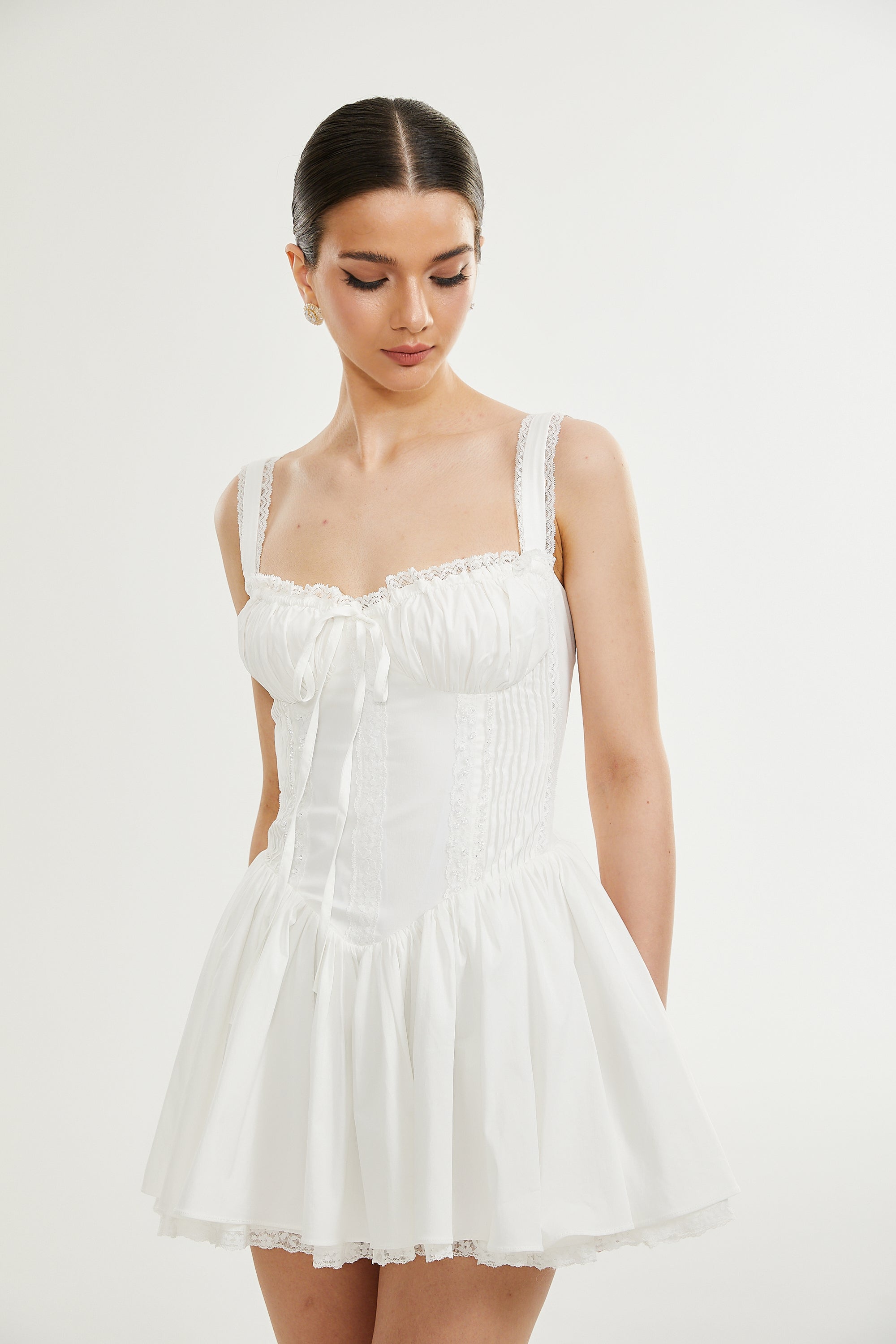 فستان قصير من كاميل باللون الأبيض