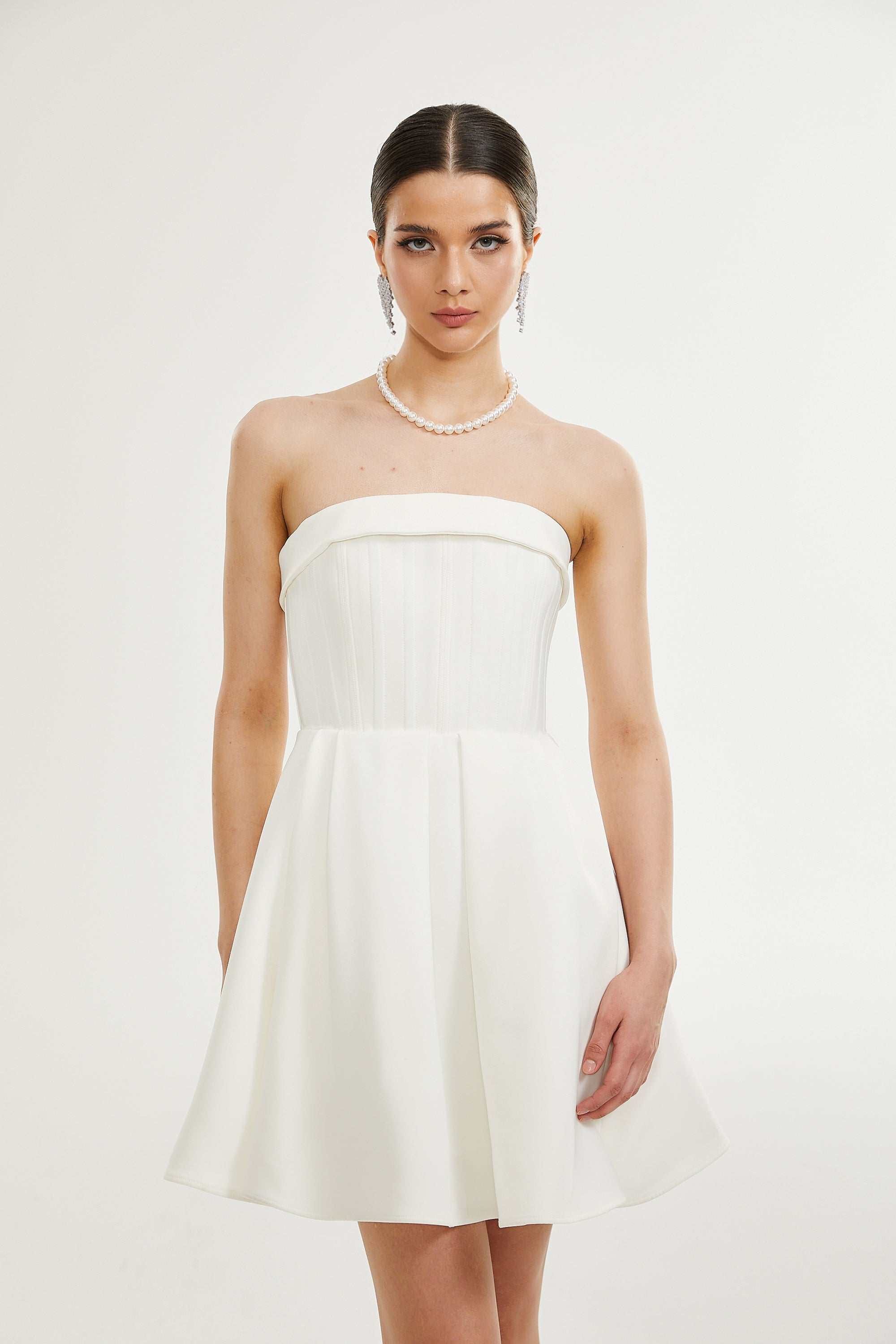 فستان كايرا أبيض مكشوف الأكتاف ذو فتحة واسعة (بيع نهائي - الولايات المتحدة فقط)