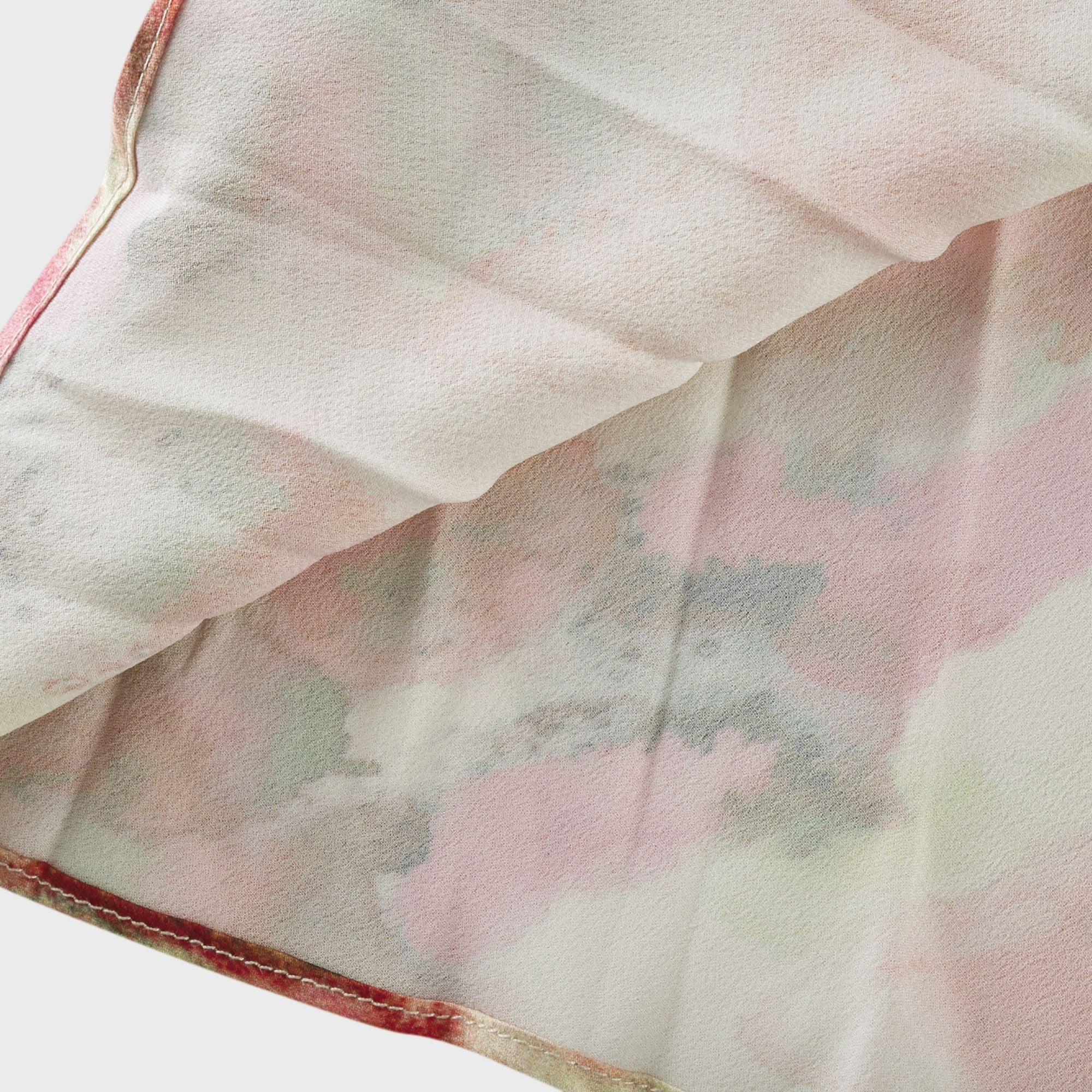 فستان ماكسي مطوي بطبعة زهور مقطوعة من تصميم أندريا