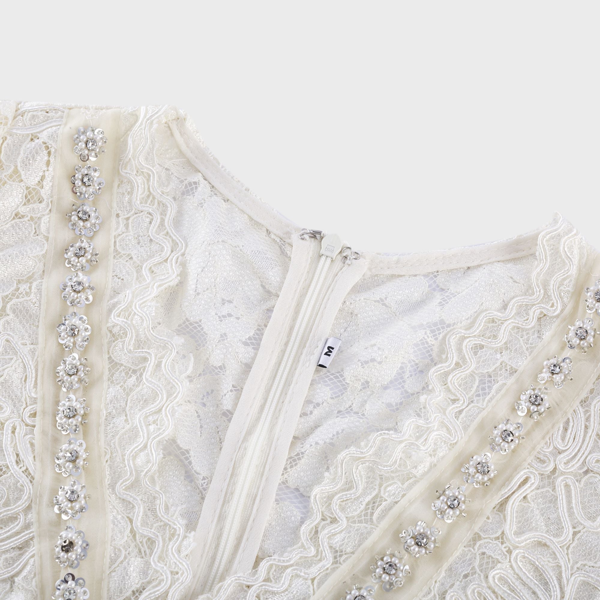 فستان ميدي من الدانتيل المزين من كالينا