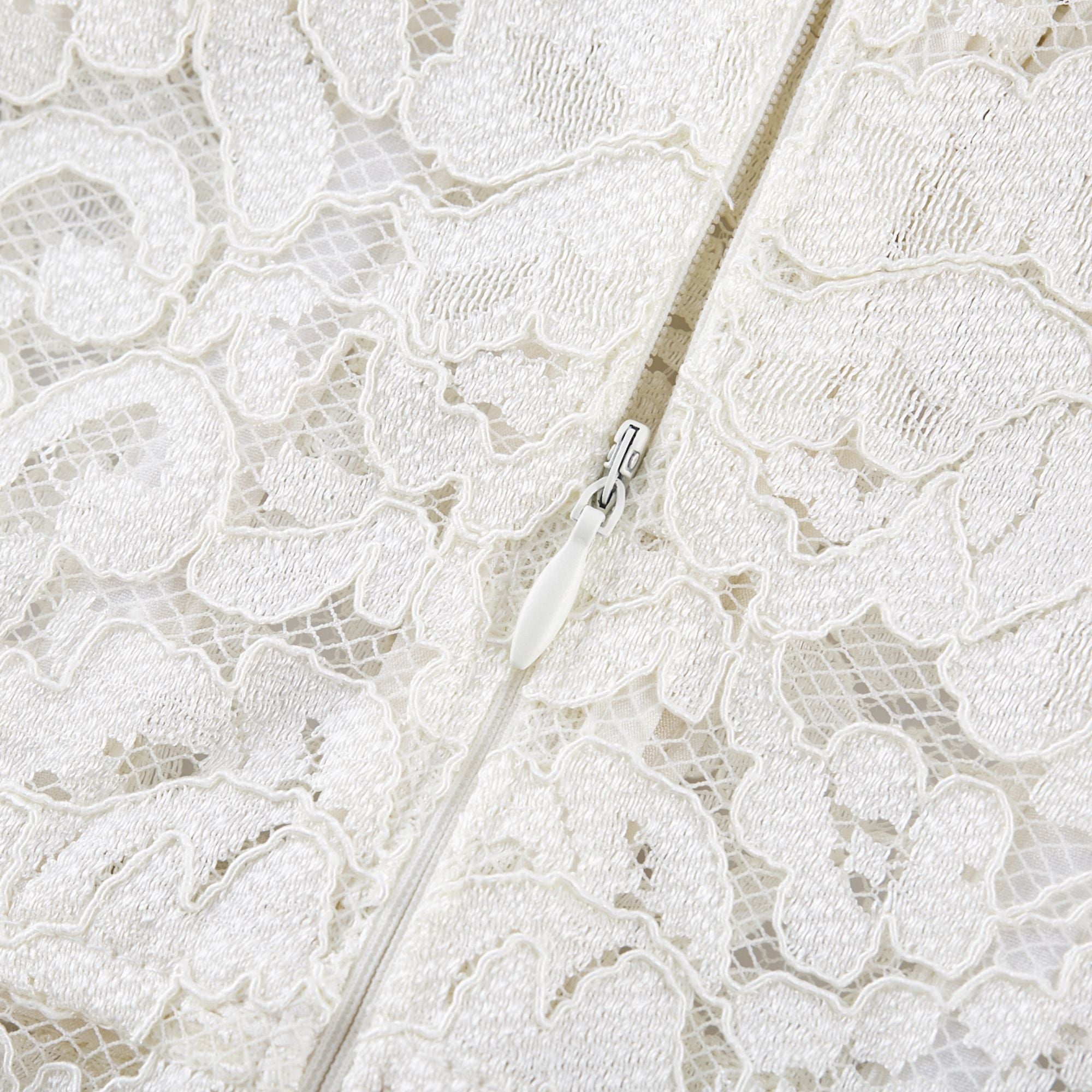 فستان ميدي من الدانتيل المزين من كالينا