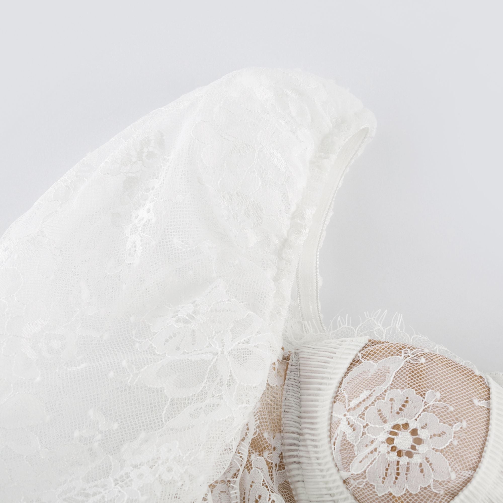 فستان نادين قصير مع حافة دانتيل شبه شفافة