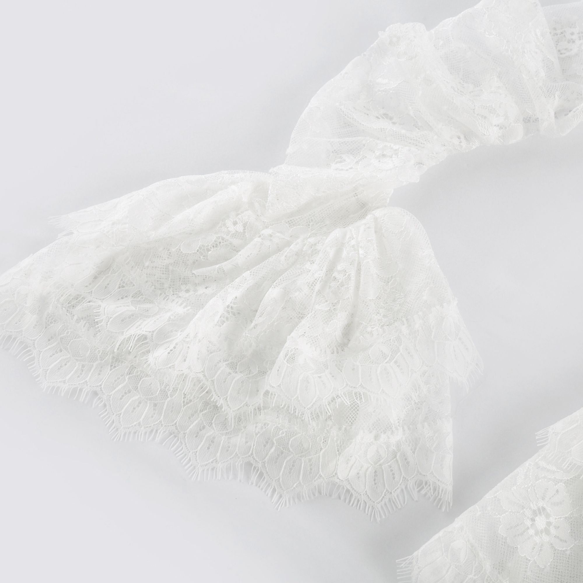 فستان نادين قصير مع حافة دانتيل شبه شفافة