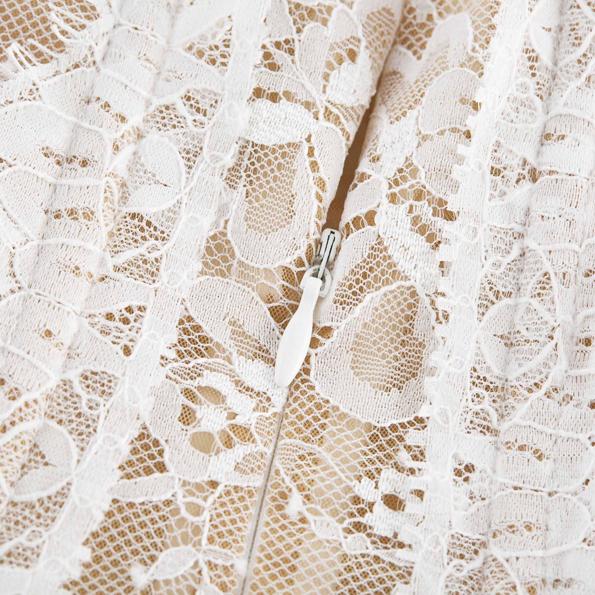 فستان نادين قصير مع حافة دانتيل شبه شفافة