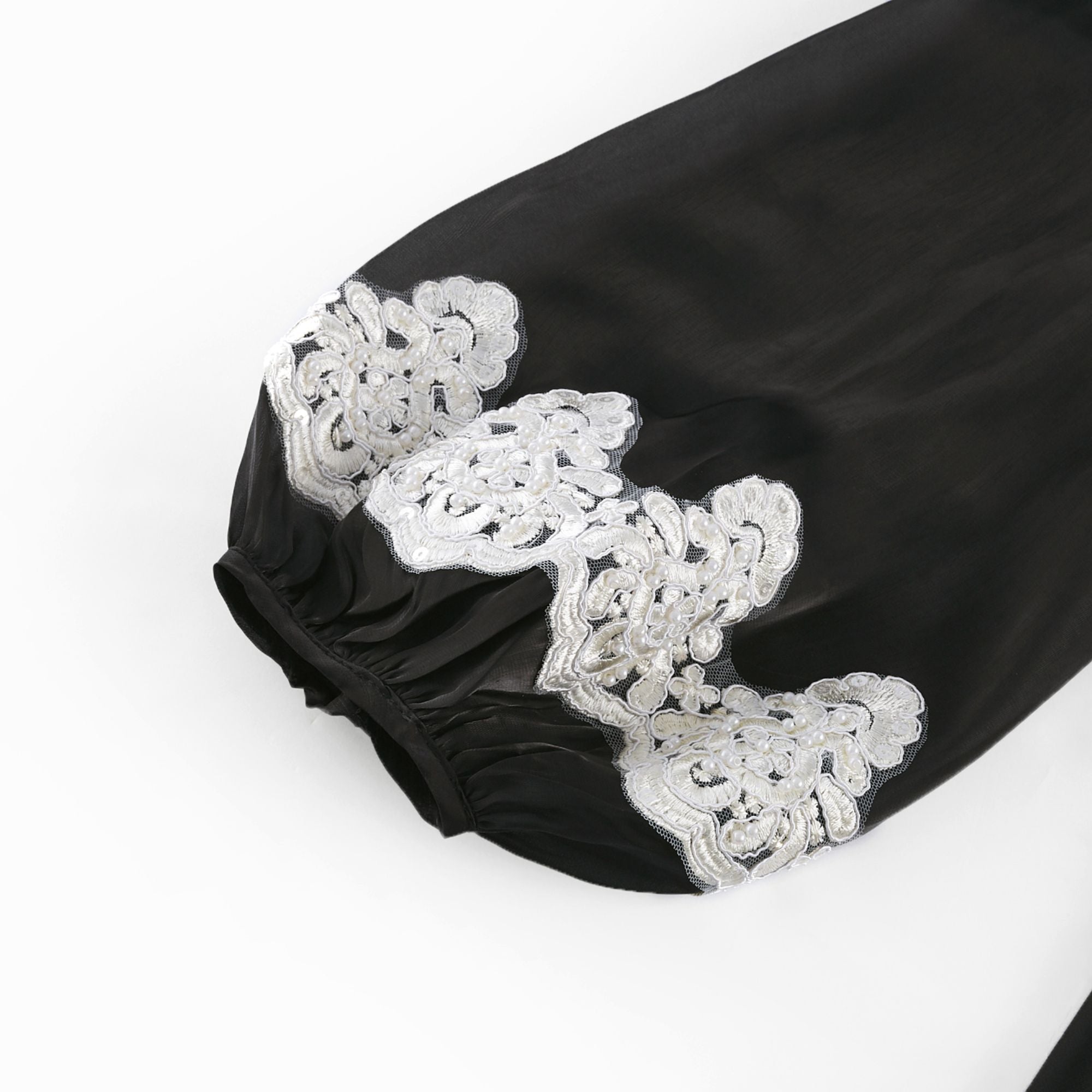 فستان قصير من ديلفين مزين باللؤلؤ الصناعي باللون الأسود (بيع نهائي - الولايات المتحدة فقط)