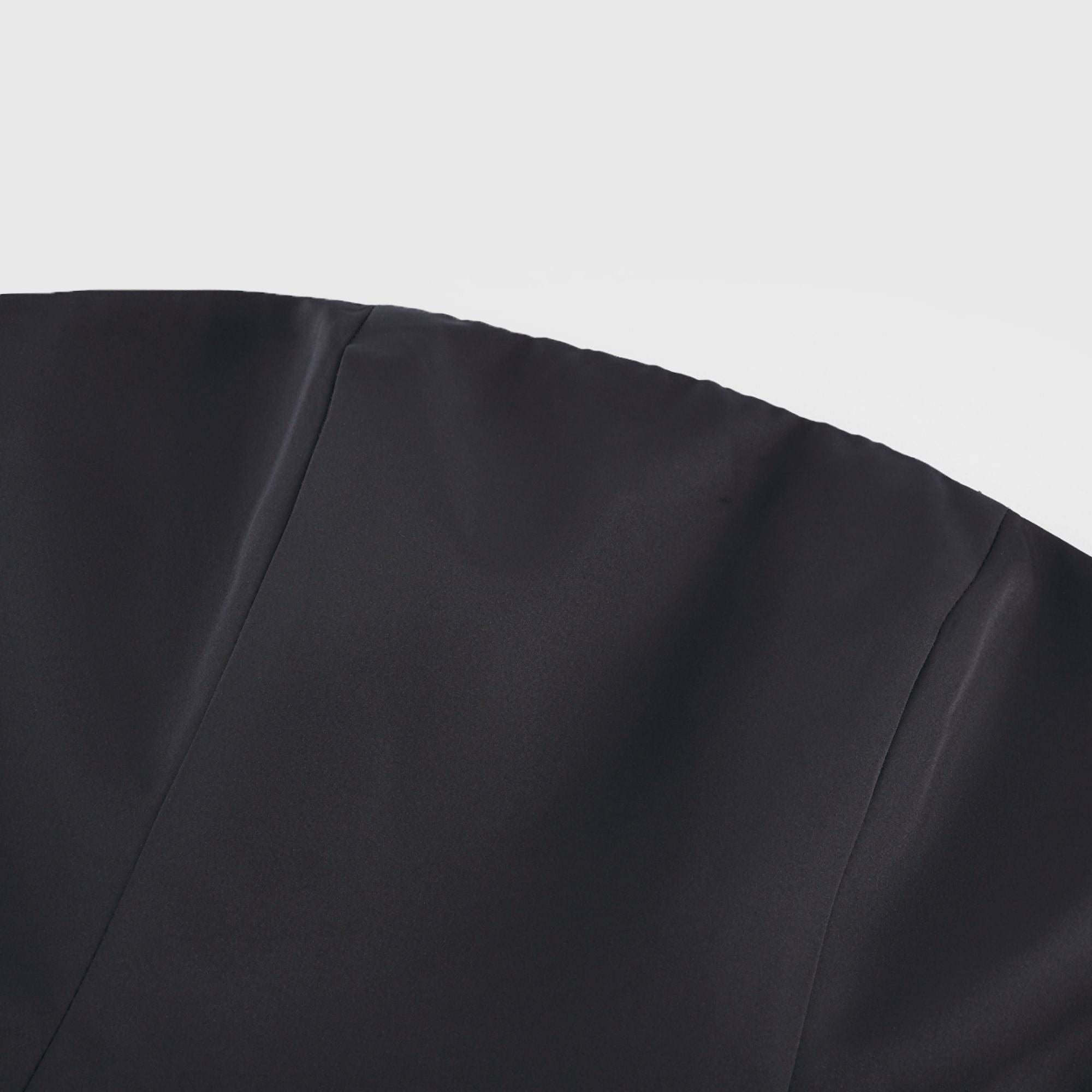 فستان لوسي الأسود القصير بدون حمالات مع طبقات من بتلات الزهور