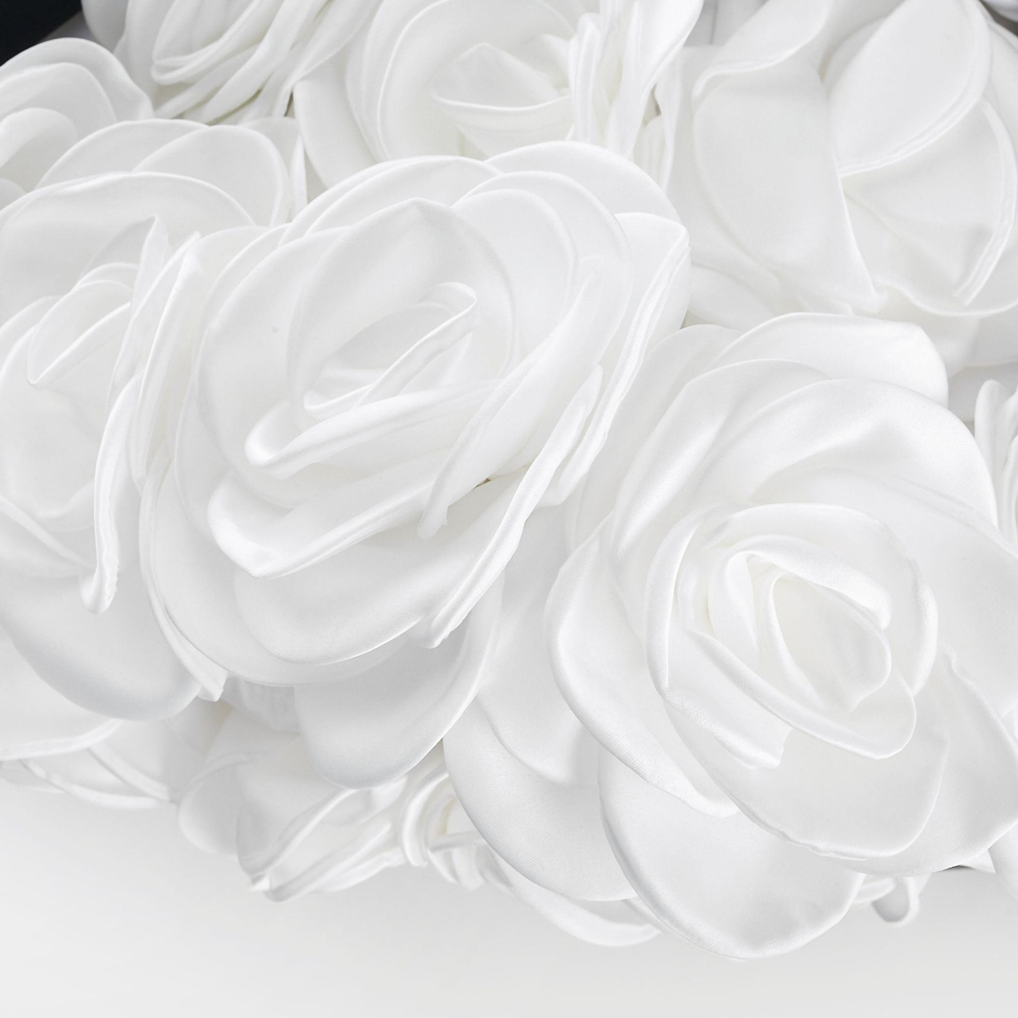 فستان لوسي الأسود القصير بدون حمالات مع طبقات من بتلات الزهور