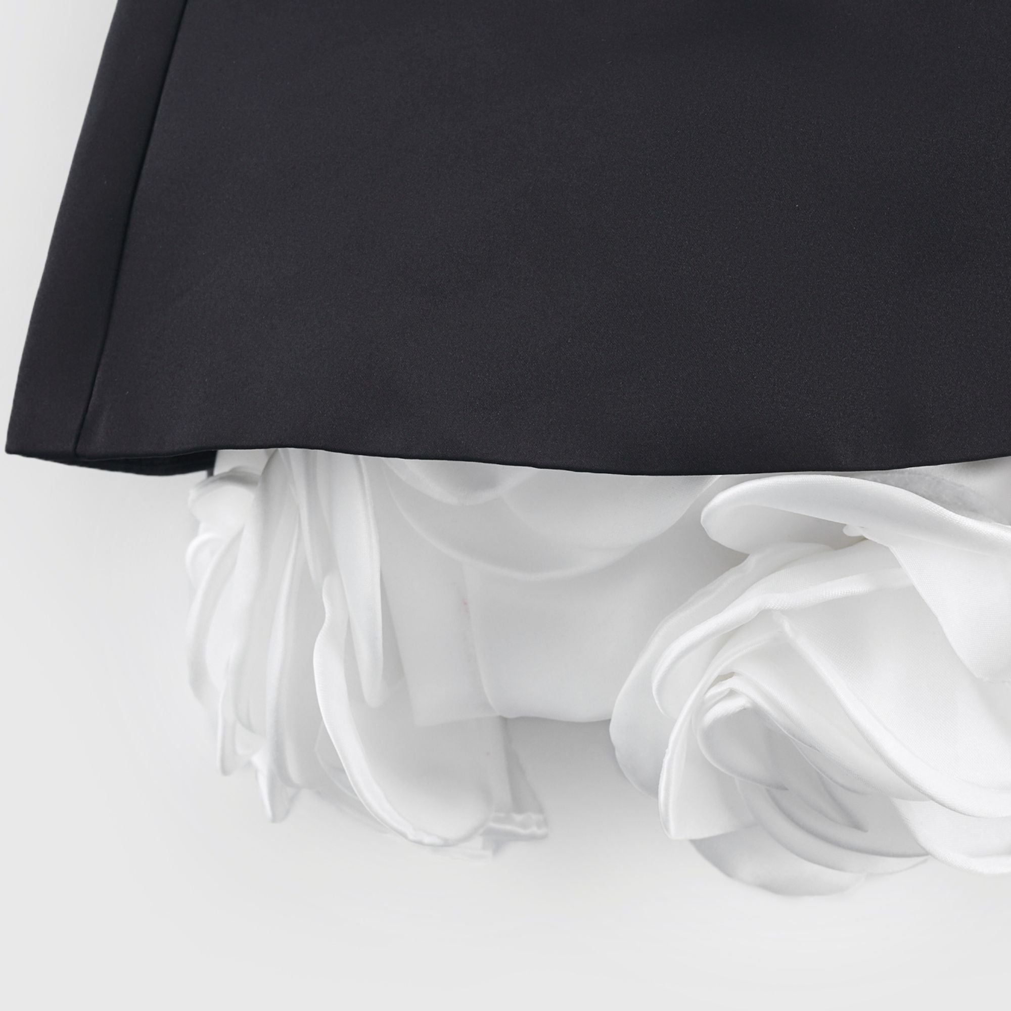 فستان لوسي الأسود القصير بدون حمالات مع طبقات من بتلات الزهور