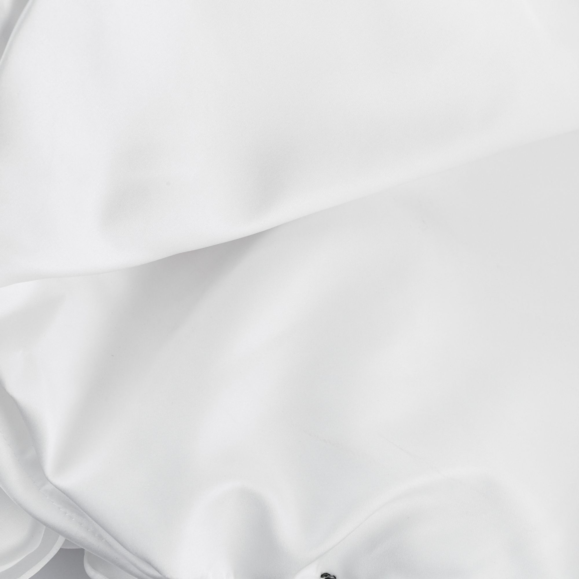 فستان لوسي الأسود القصير بدون حمالات مع طبقات من بتلات الزهور