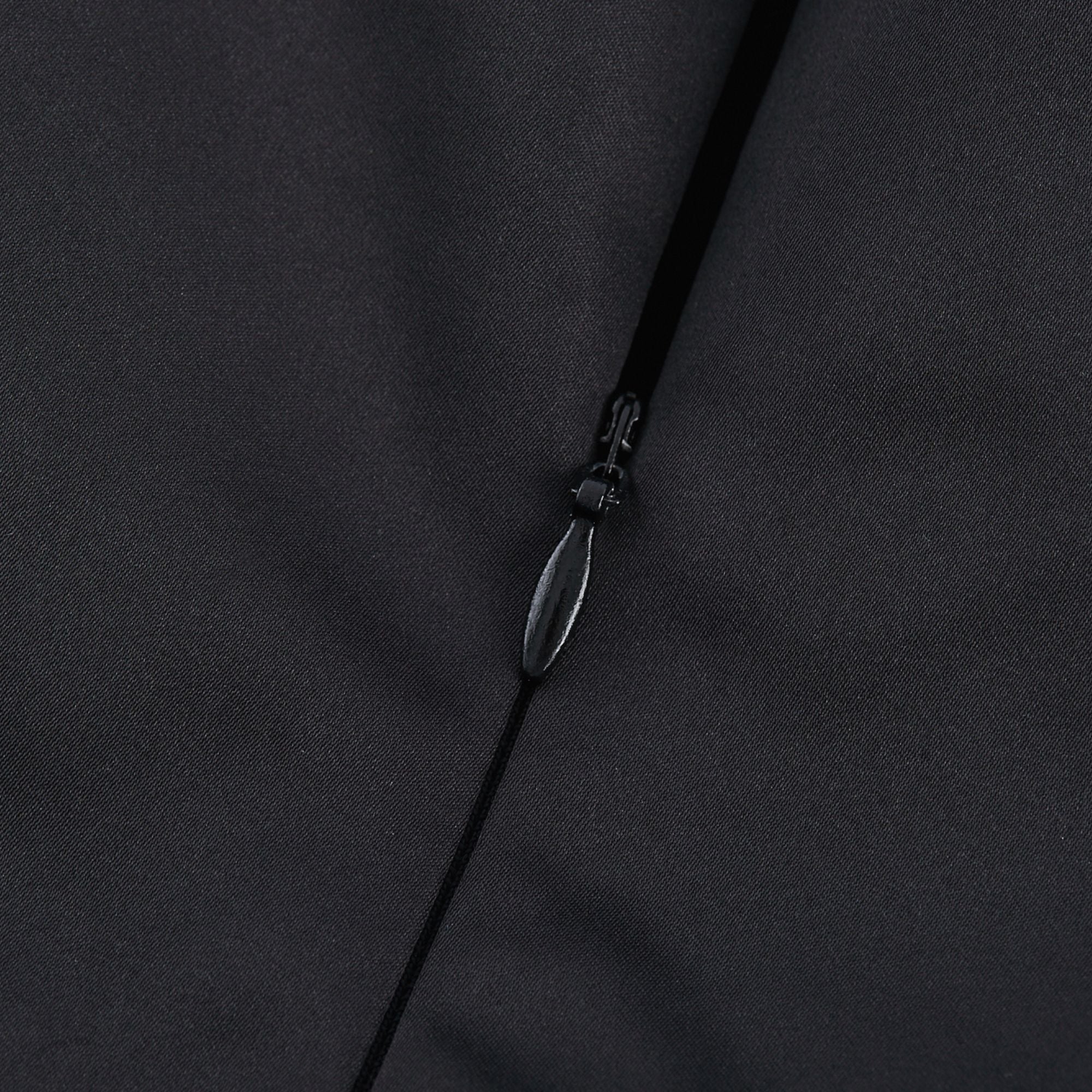 فستان لوسي الأسود القصير بدون حمالات مع طبقات من بتلات الزهور