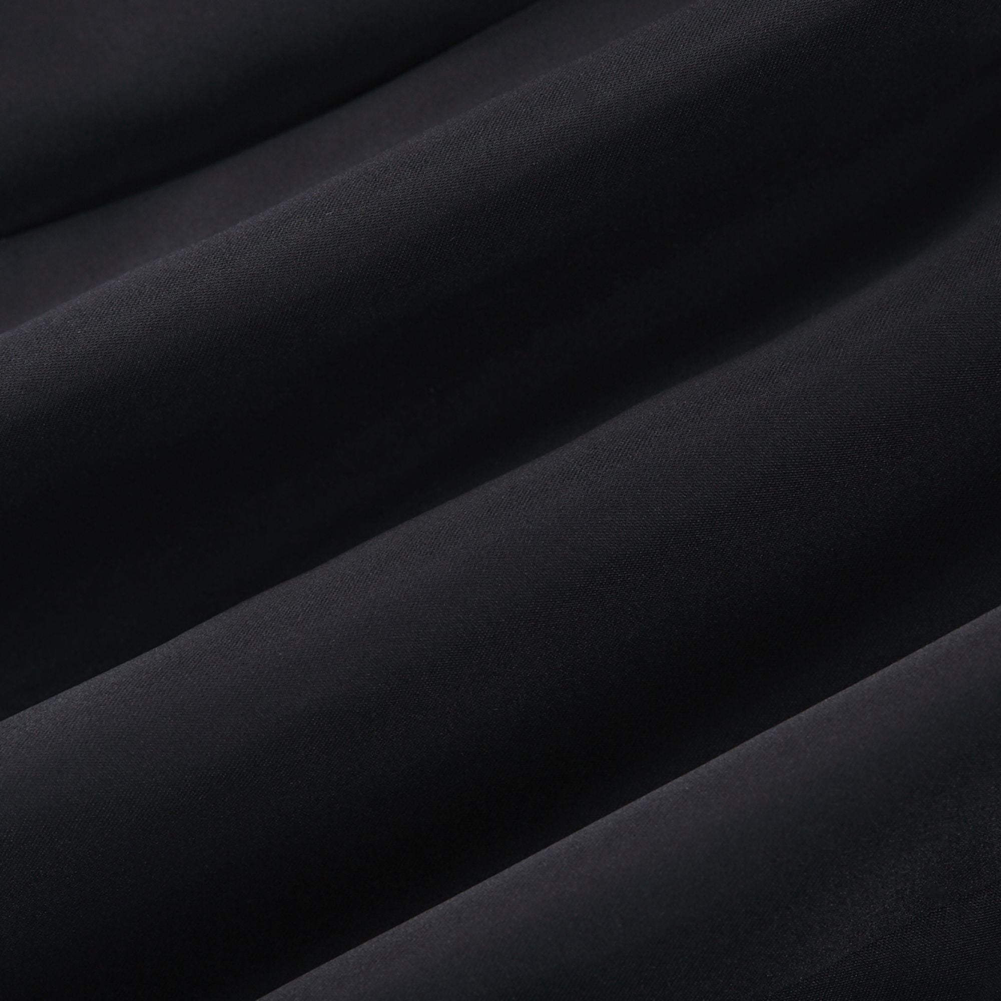 فستان لوسي الأسود القصير بدون حمالات مع طبقات من بتلات الزهور