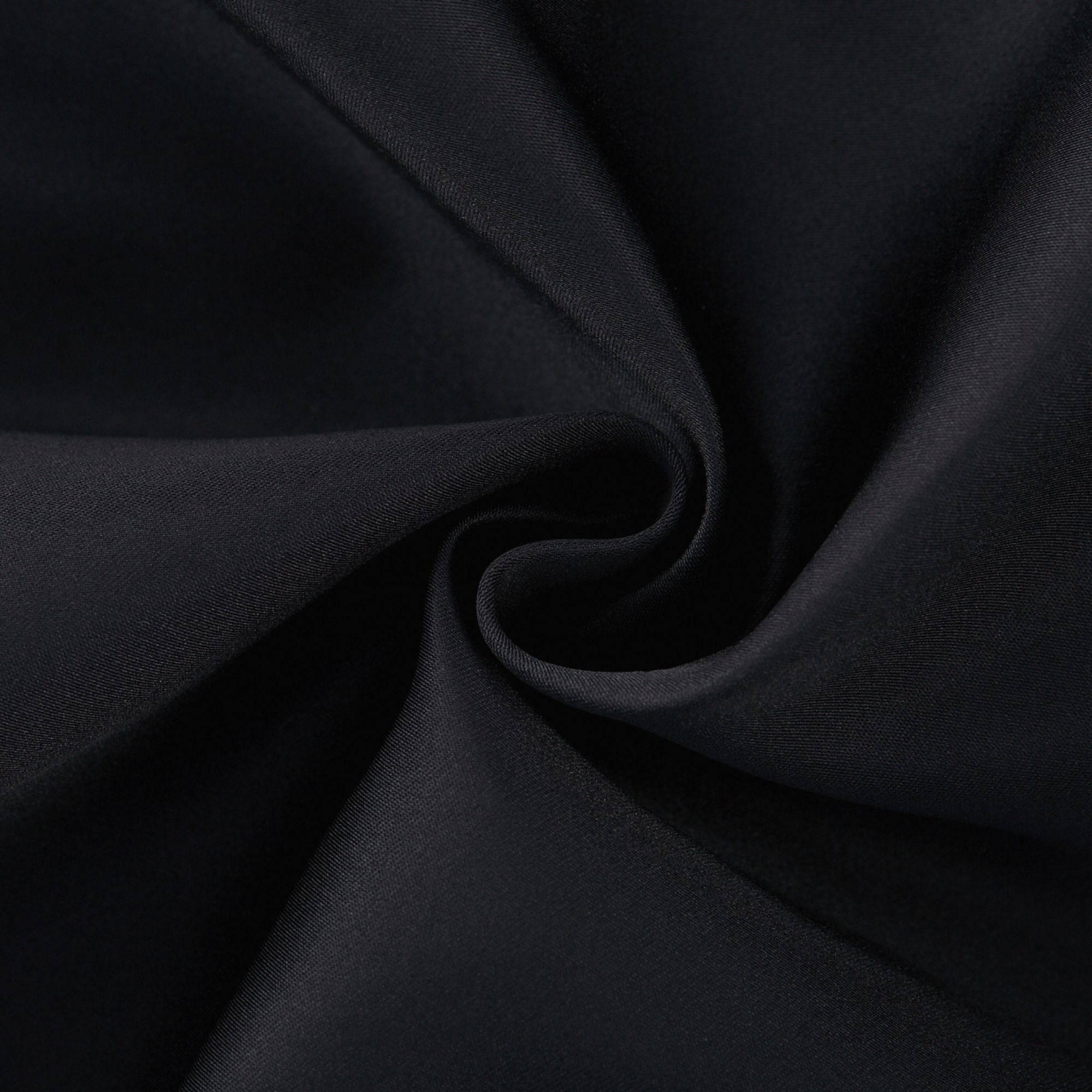 فستان لوسي الأسود القصير بدون حمالات مع طبقات من بتلات الزهور