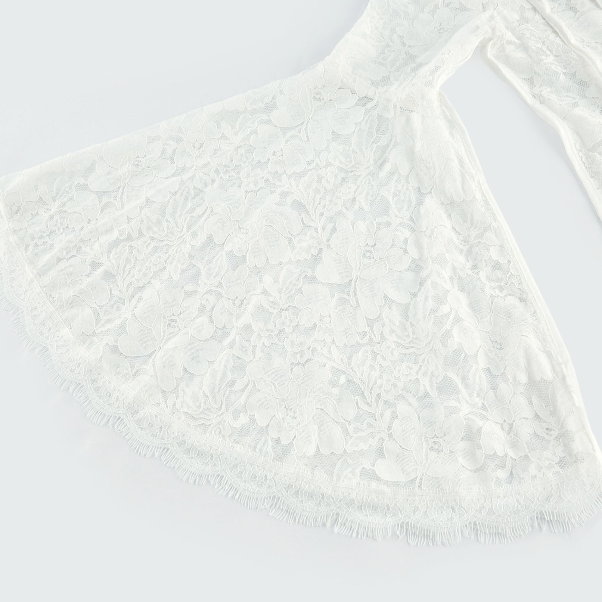 Elodiea – Midi-Kleid mit weißen Blumenmustern, Spitze und ausgestellten Ärmeln