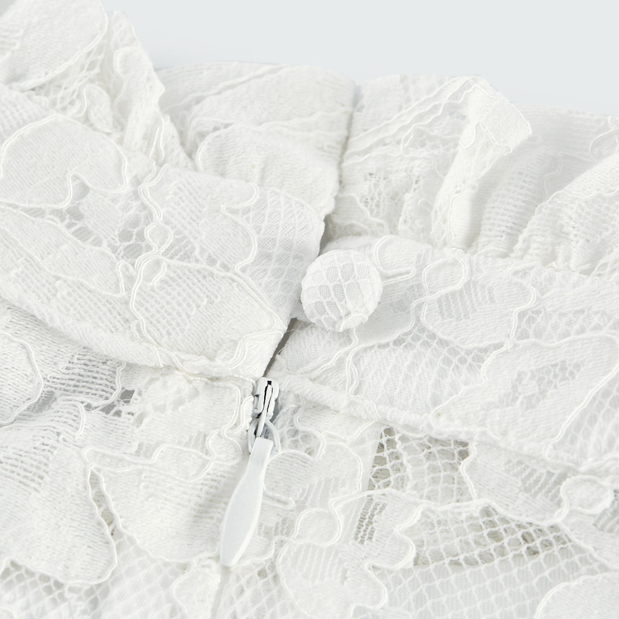 Elodiea – Midi-Kleid mit weißen Blumenmustern, Spitze und ausgestellten Ärmeln