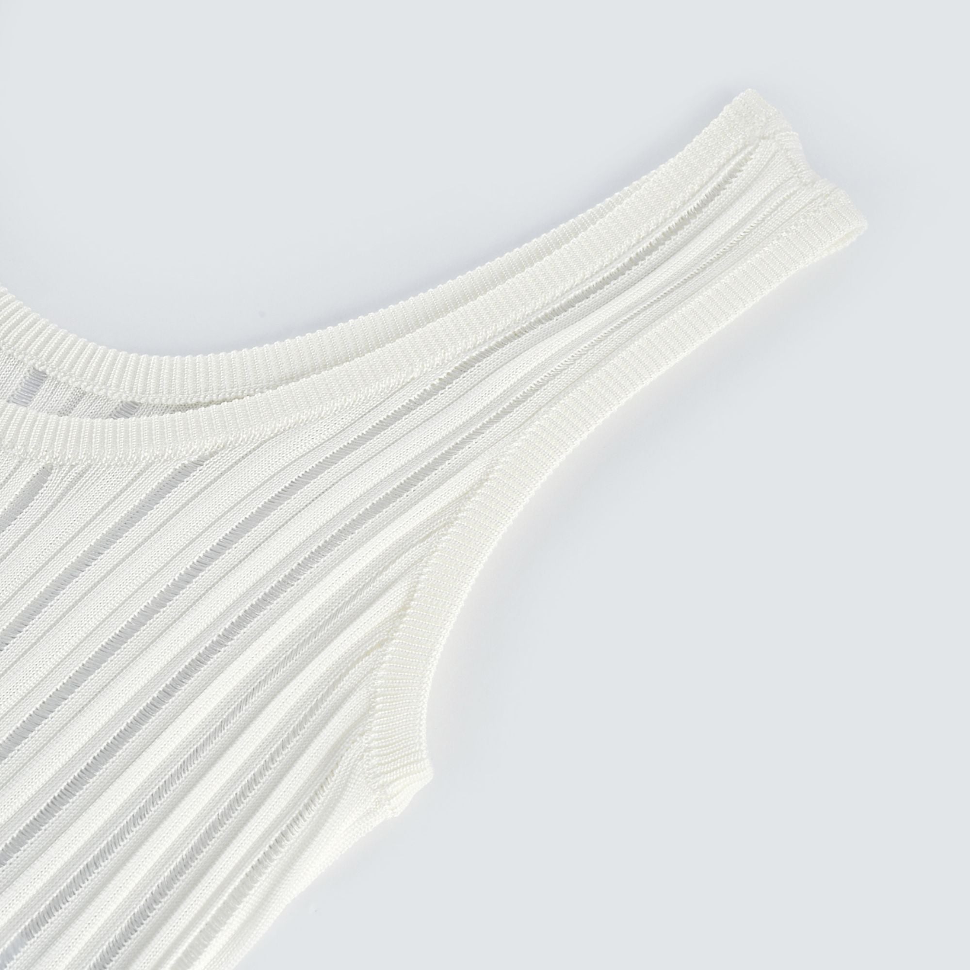 فستان نومي القصير ذو الثنيات المقطوعة باللون الأبيض