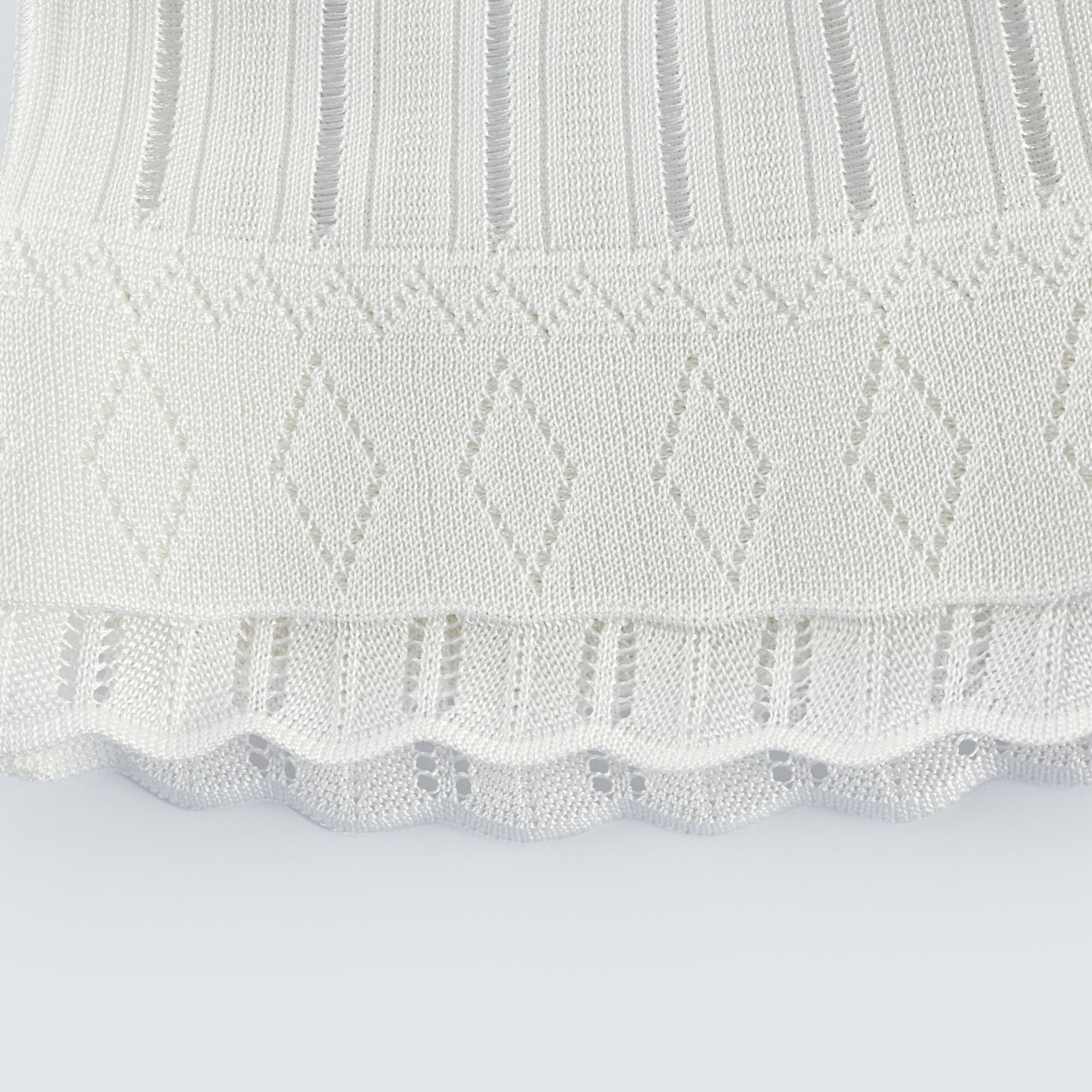 فستان نومي القصير ذو الثنيات المقطوعة باللون الأبيض