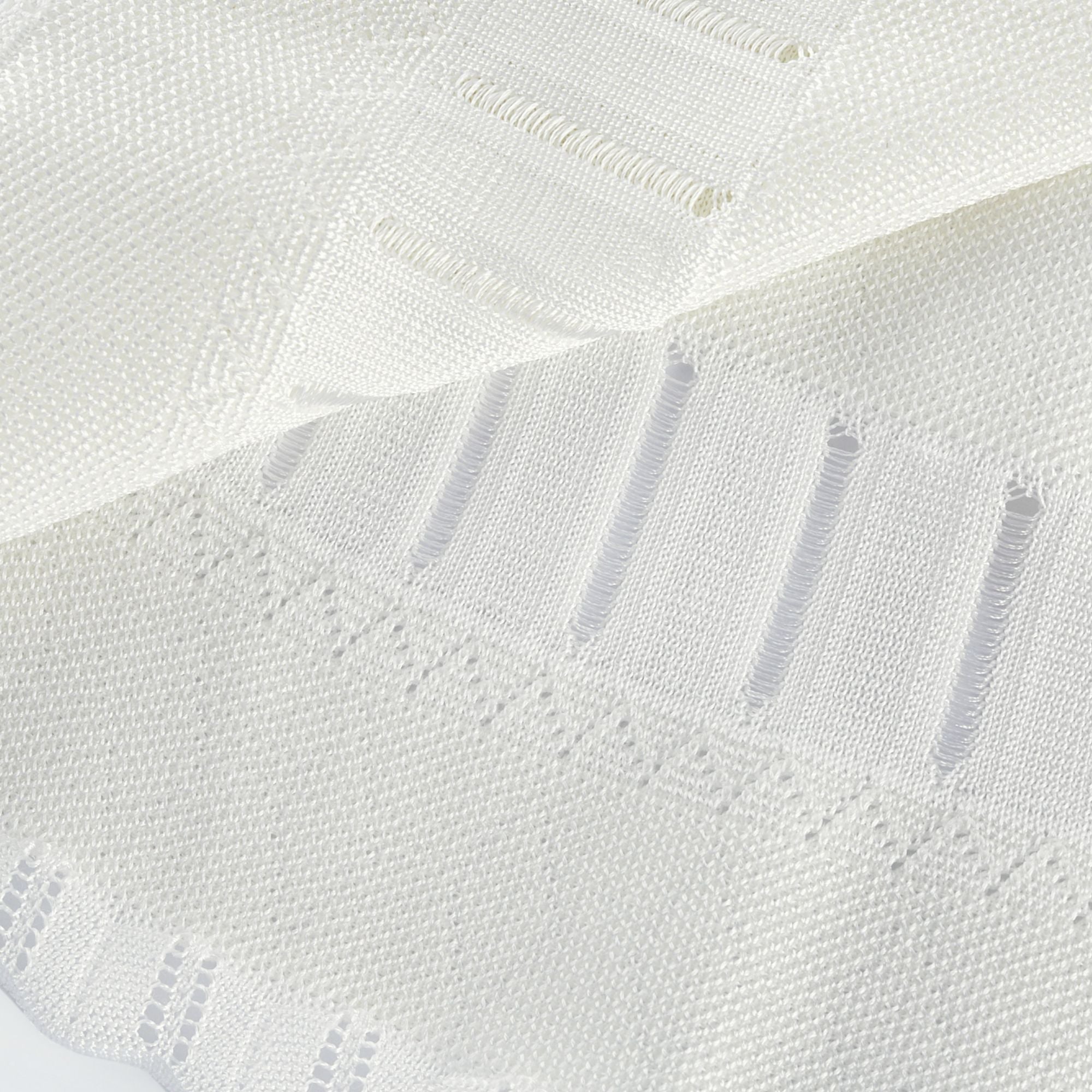 فستان نومي القصير ذو الثنيات المقطوعة باللون الأبيض